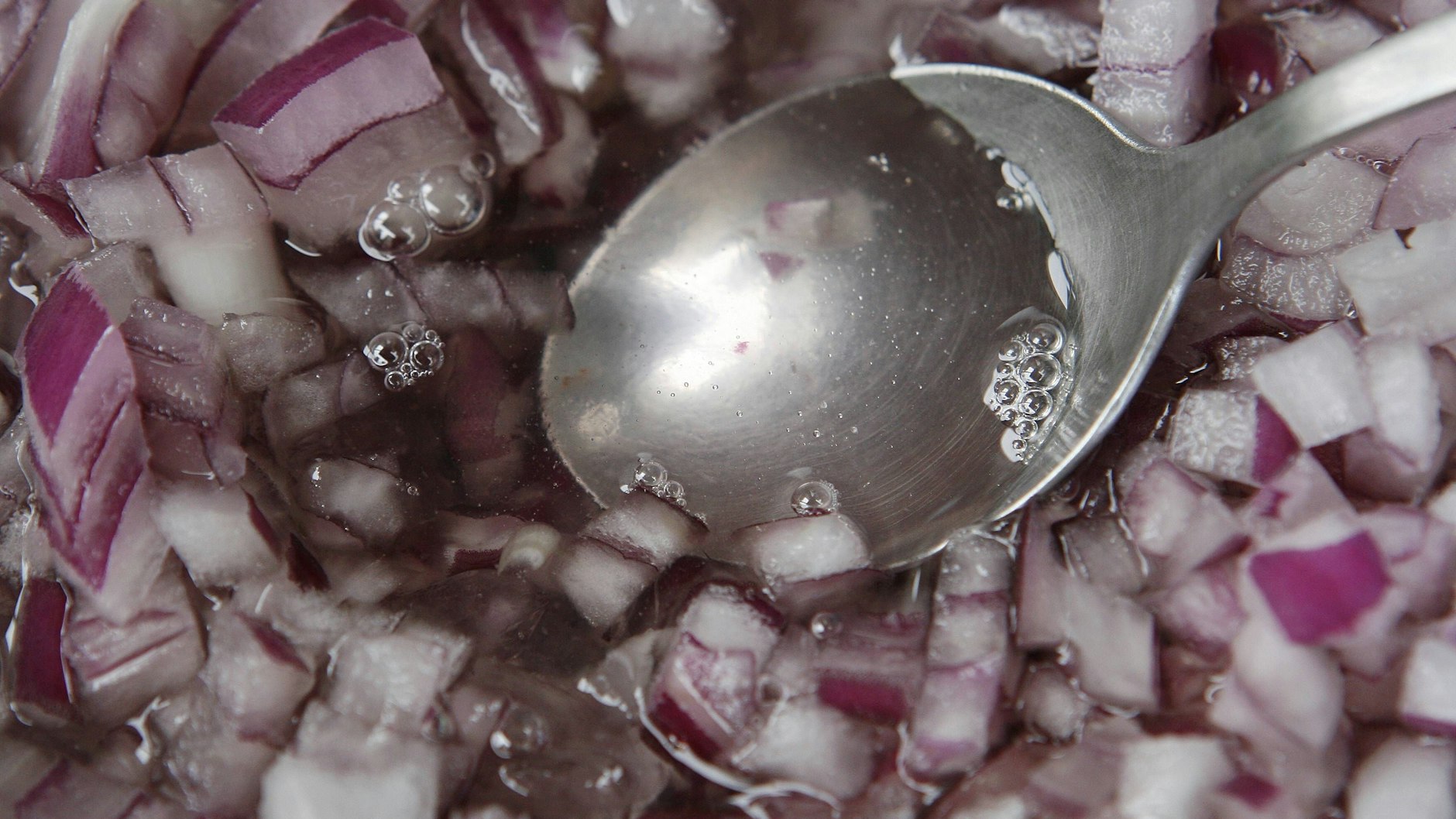 Auch Zwiebelsaft mit Honig oder Zucker hilft gegen Reizhusten.