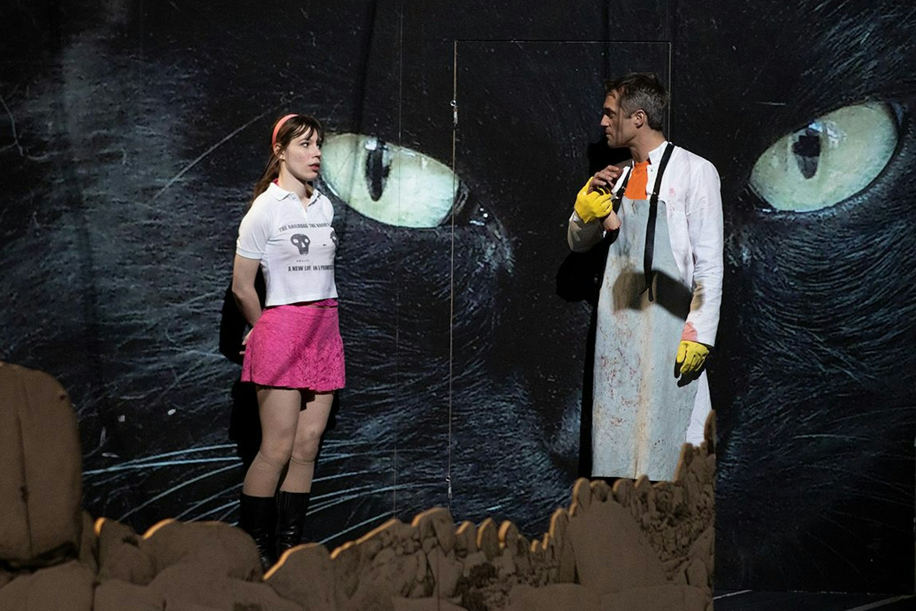 Gaia (Ann Göbel) will vor dem Tod ihren Körper an einen Arzt (Franz Beil) verkaufen