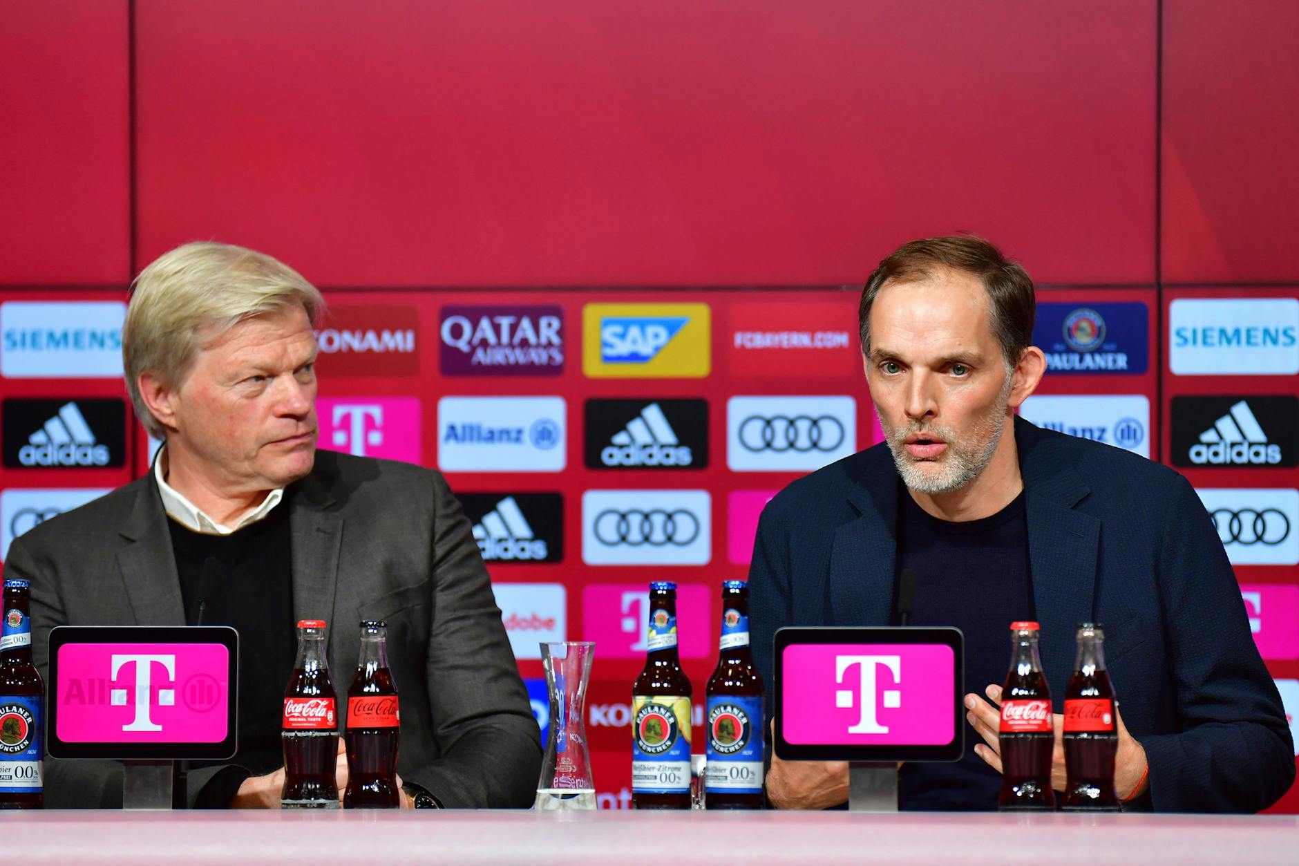 Bayern-Boss Oliver Kahn (l.) schaut dem neuen Münchner Trainer Thomas Tuchel beim Reden konzentriert zu.
