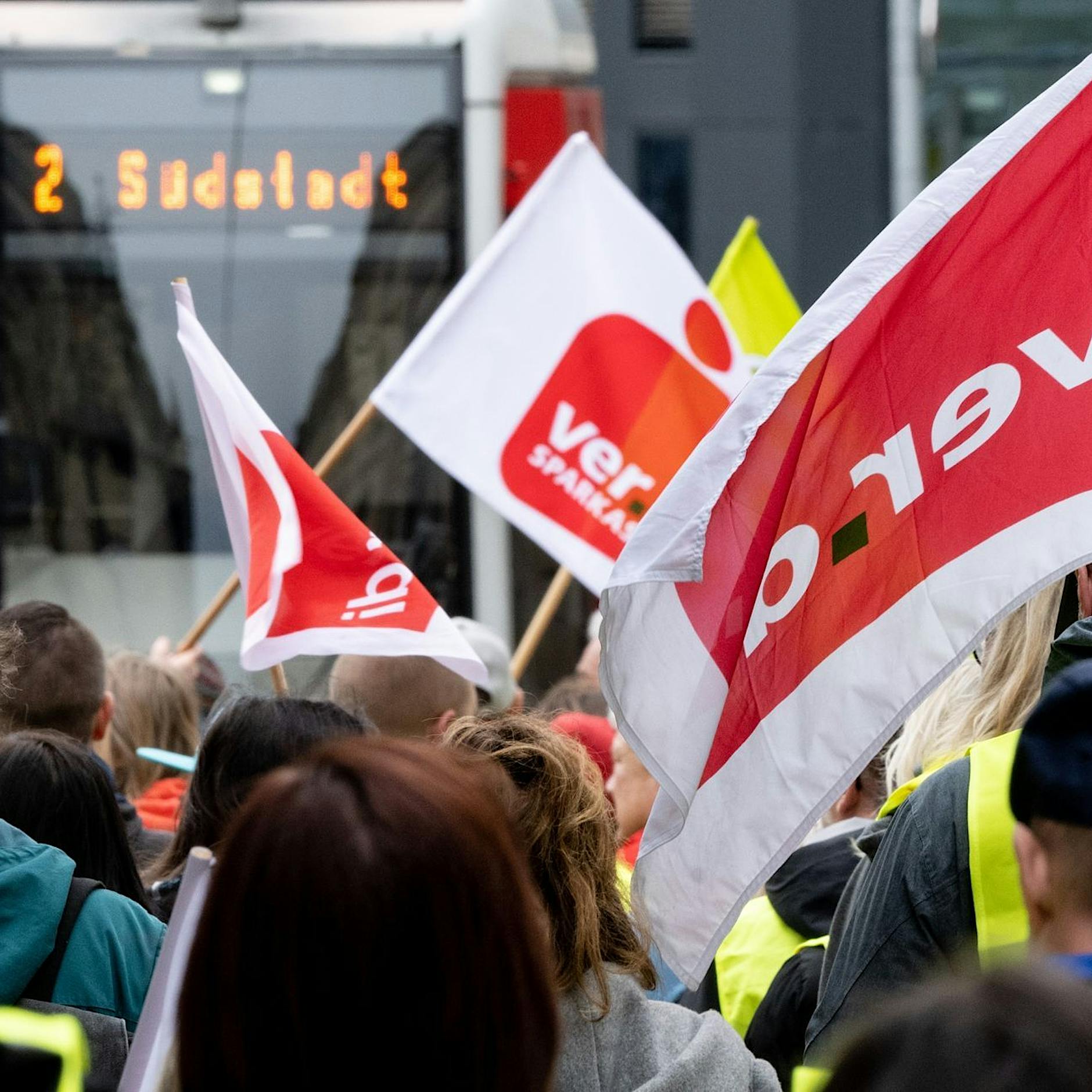 Vor Warnstreiktag: Arbeitgeber attackieren Gewerkschaften