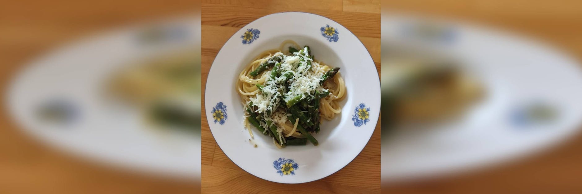 Grüner Spargel wird in der Pfanne mit Spaghetti und Parmesan zu einem echten Hochgenuss.