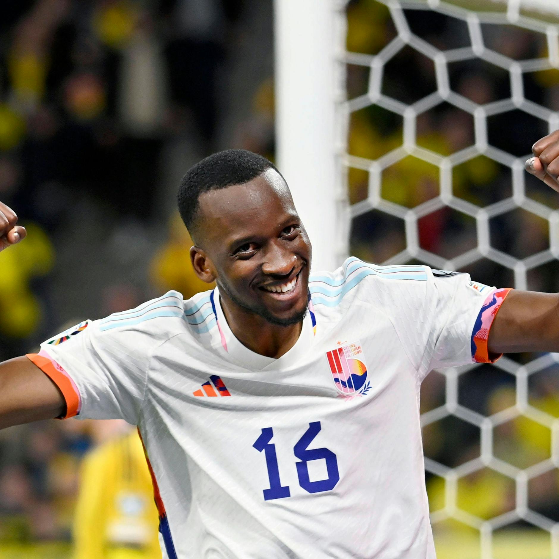 Dodi Lukebakio von Hertha BSC freut sich über seine gelungene Vorlage zum 2:0 im Spiel der Belgier gegen Zlatan Ibrahimovic' Schweden.