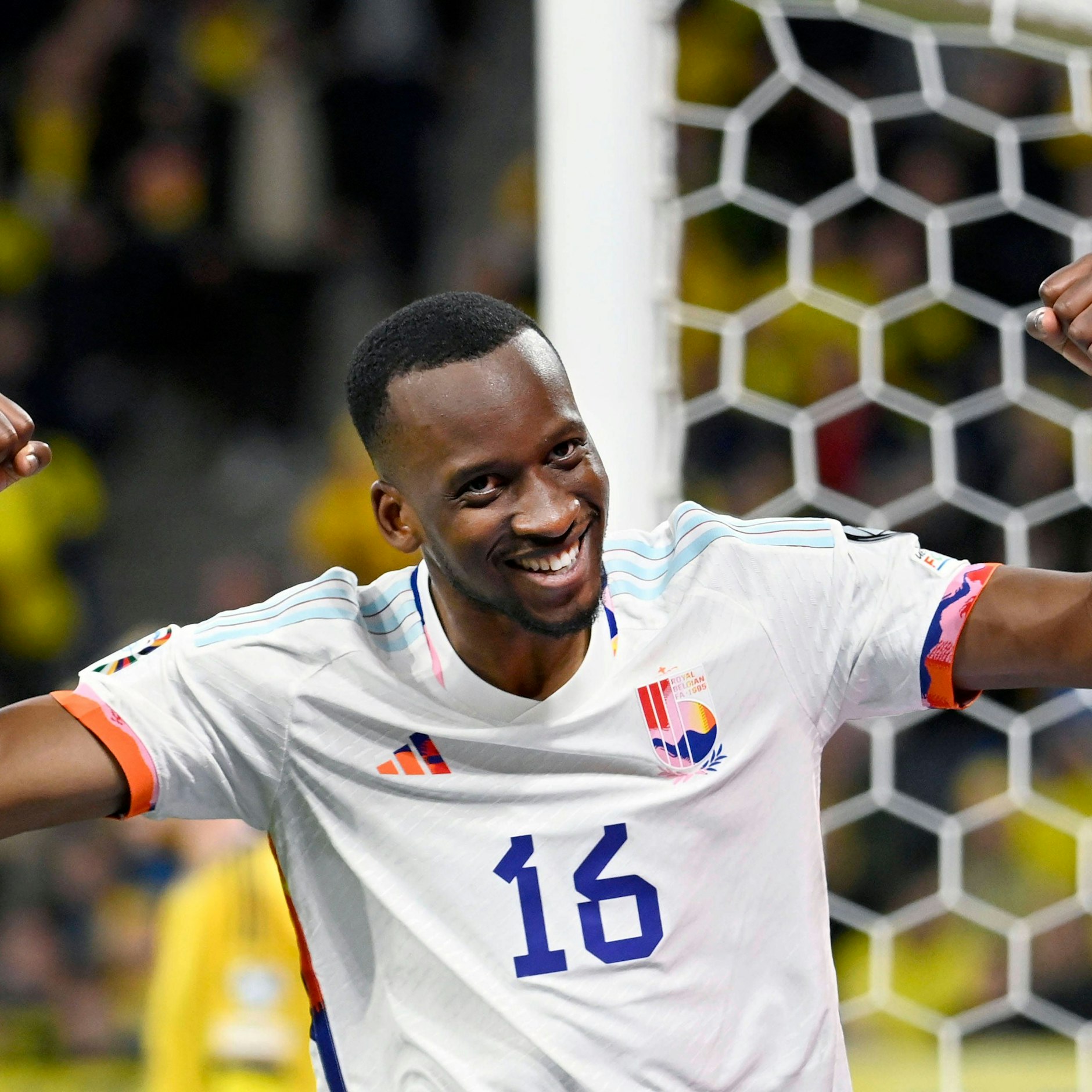 Dodi Lukebakio von Hertha BSC freut sich über seine gelungene Vorlage zum 2:0 im Spiel der Belgier gegen Zlatan Ibrahimovic' Schweden.