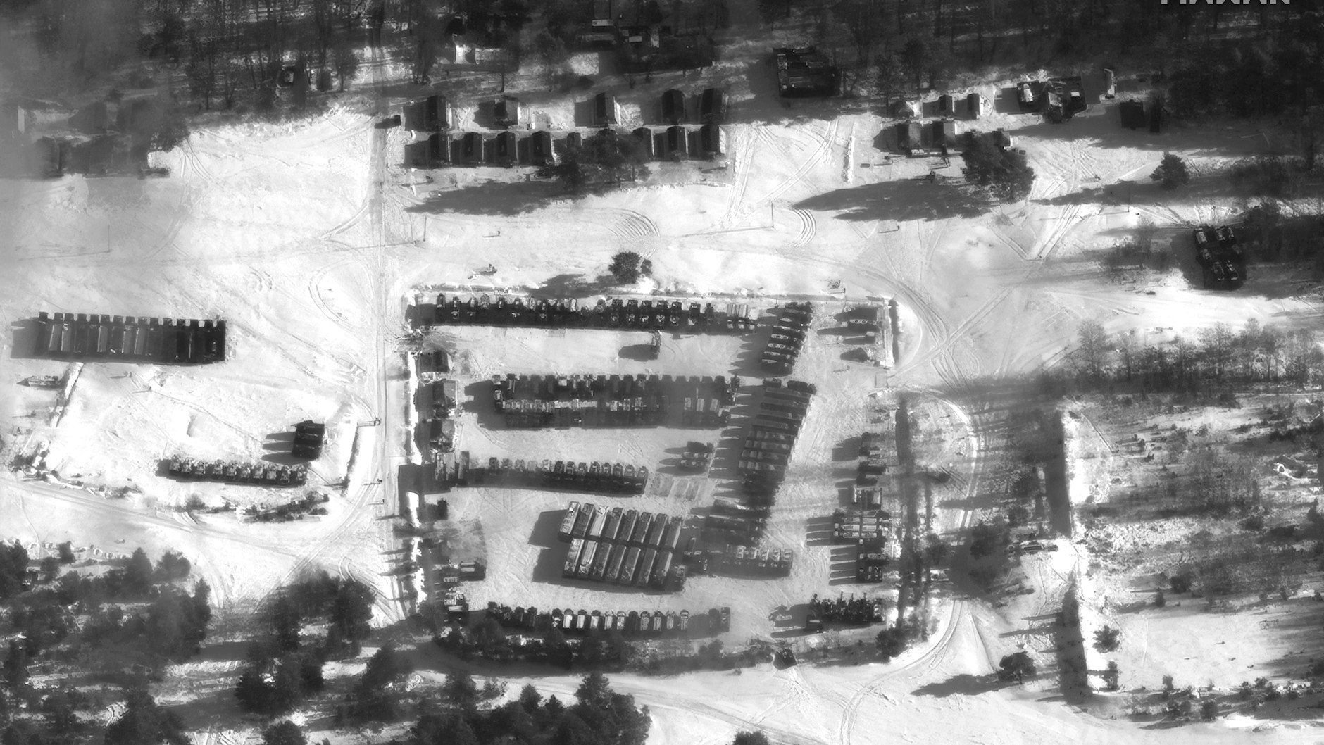 Dieses von Maxar Technologies zur Verfügung gestellte Satellitenbild zeigt atomar bestückbare „Iskander“-Raketen, die auf dem Truppenübungsplatz Osipovichi versammelt sind.