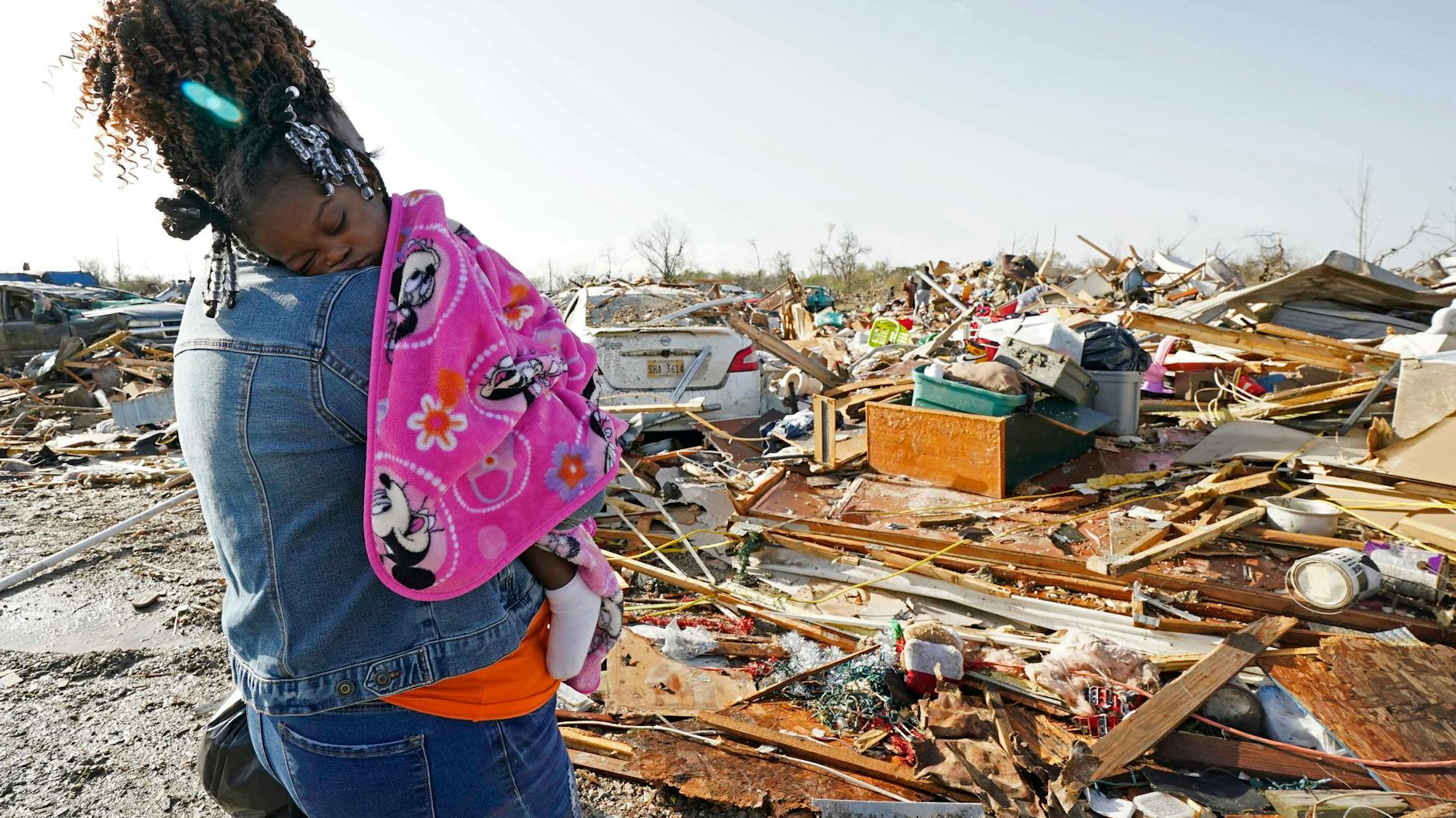 Eine Frau schaut nach dem Tornado in Mississippi auf die Überreste ihres Wohnwagens.