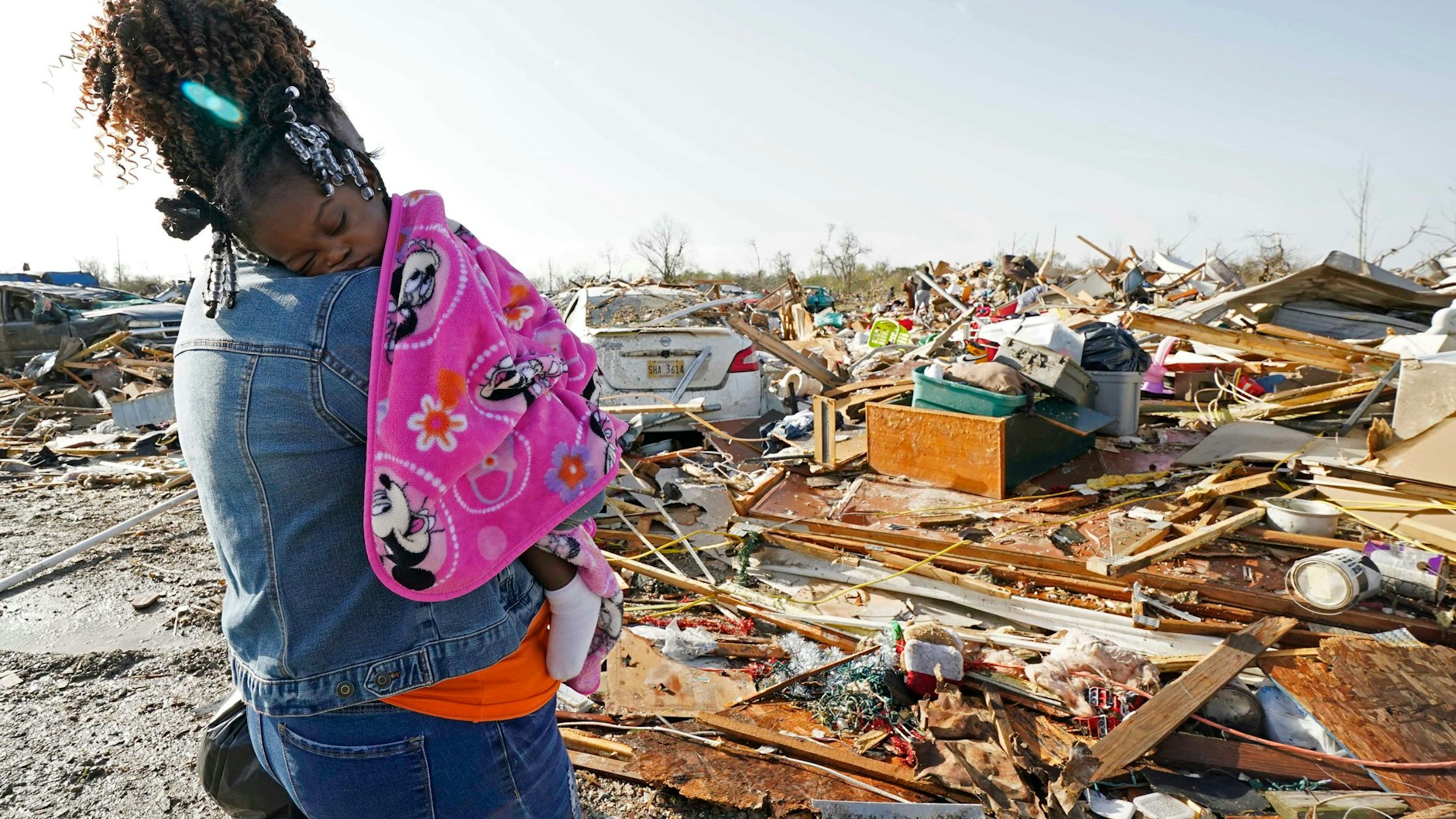 Eine Frau schaut nach dem Tornado in Mississippi auf die Überreste ihres Wohnwagens.