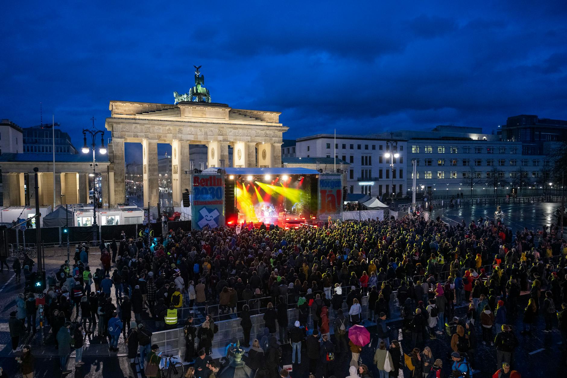 Wegen des Regens kamen nicht so viele Menschen wie geplant. Die Initiatoren hatten 35.000 Besucher erwartet.