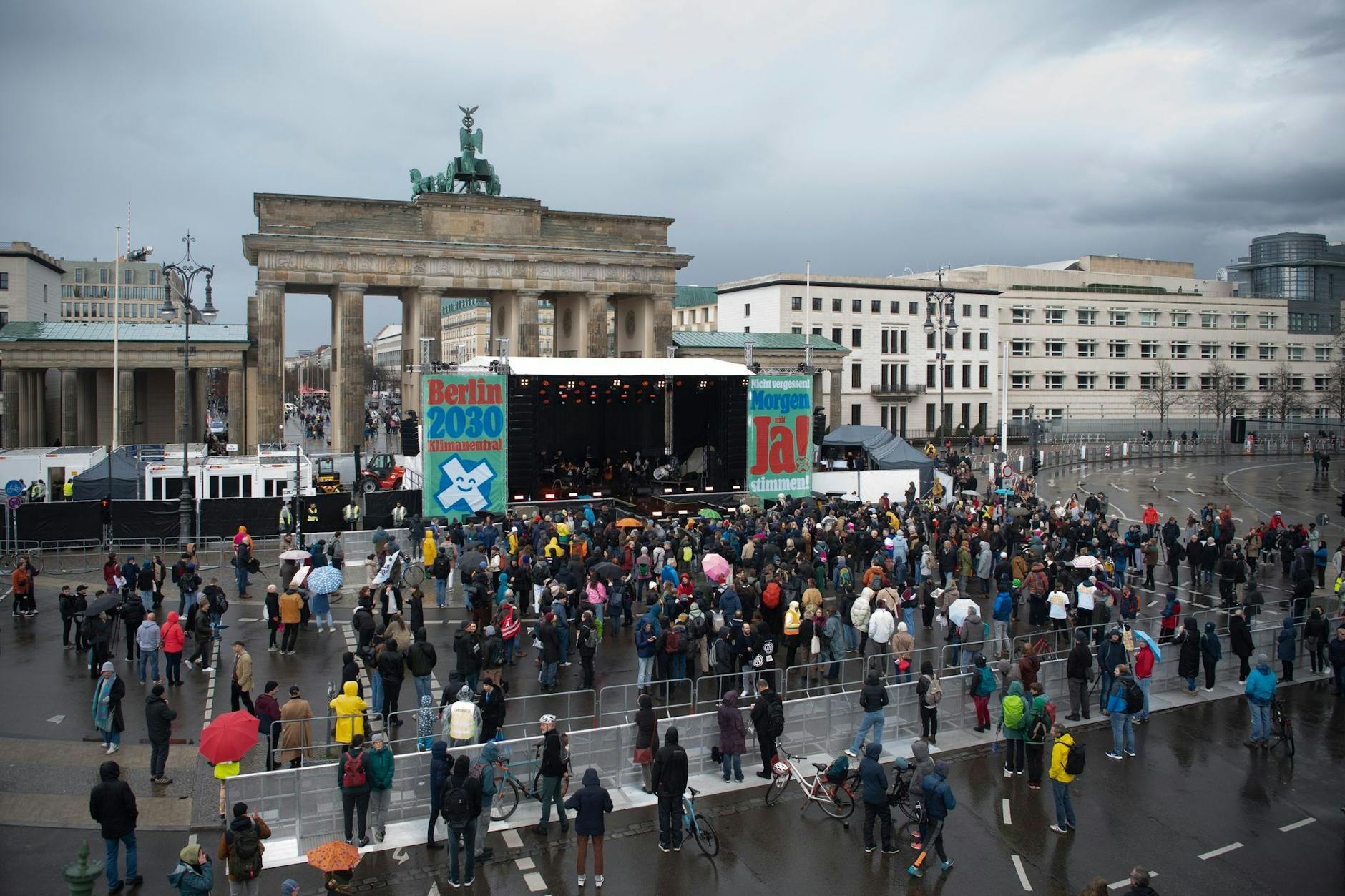 Zum Klima-Konzert am Brandenburger Tor sollen nur 1500 Menschen gekommen sein. Die Veranstalter sprachen von 8000.