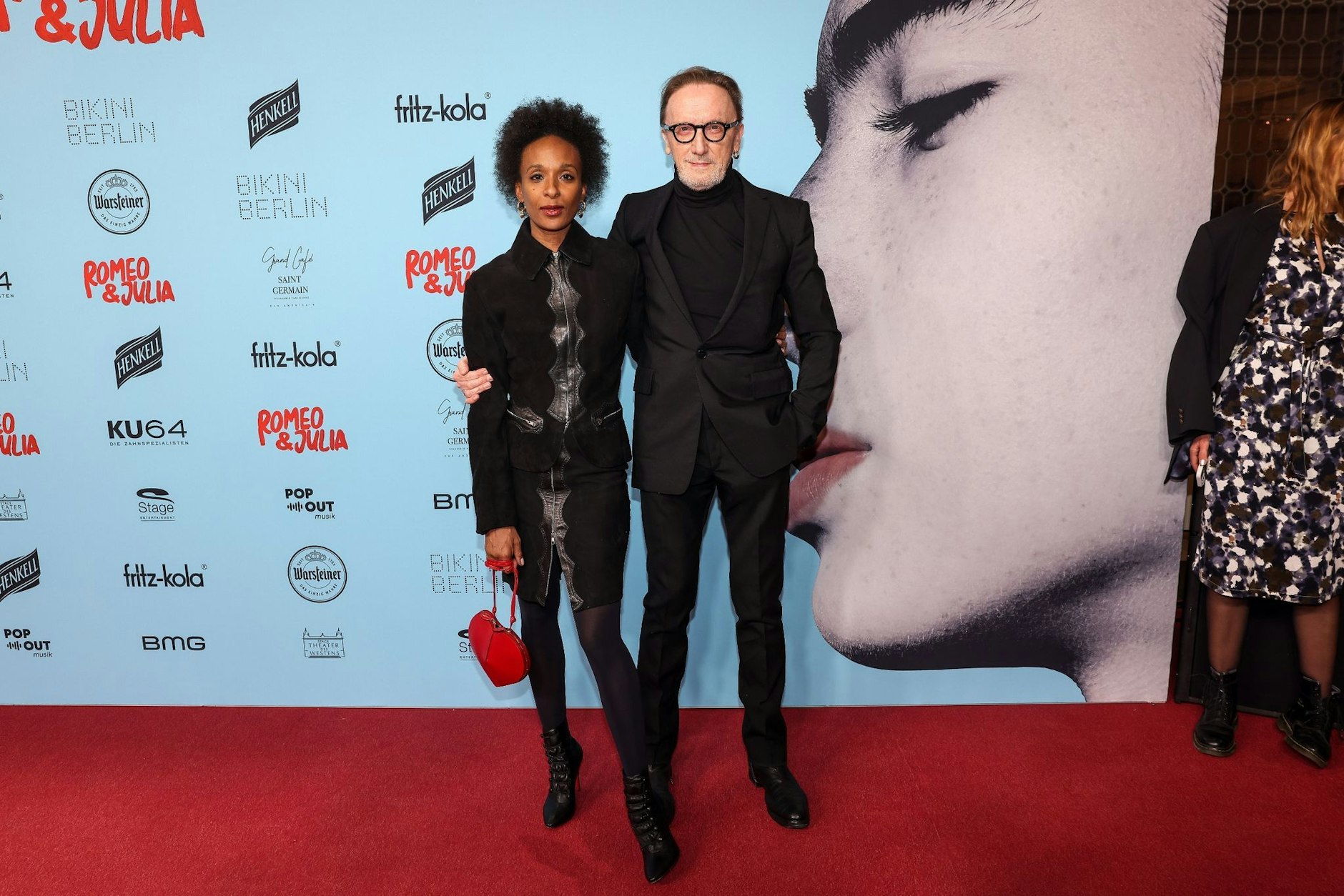 Marius Müller-Westernhagen (r) und Lindiwe Suttle auf dem Roten Teppich in Berlin.  