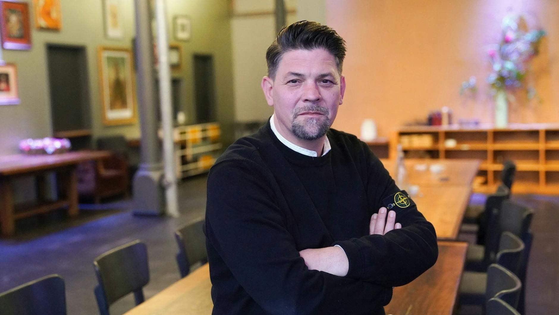 TV-Koch Tim Mälzer im Studio des Restaurants „Bullerei“. Am Sonntag läuft um 20.15 Uhr auf VOX „Kitchen Impossible“.