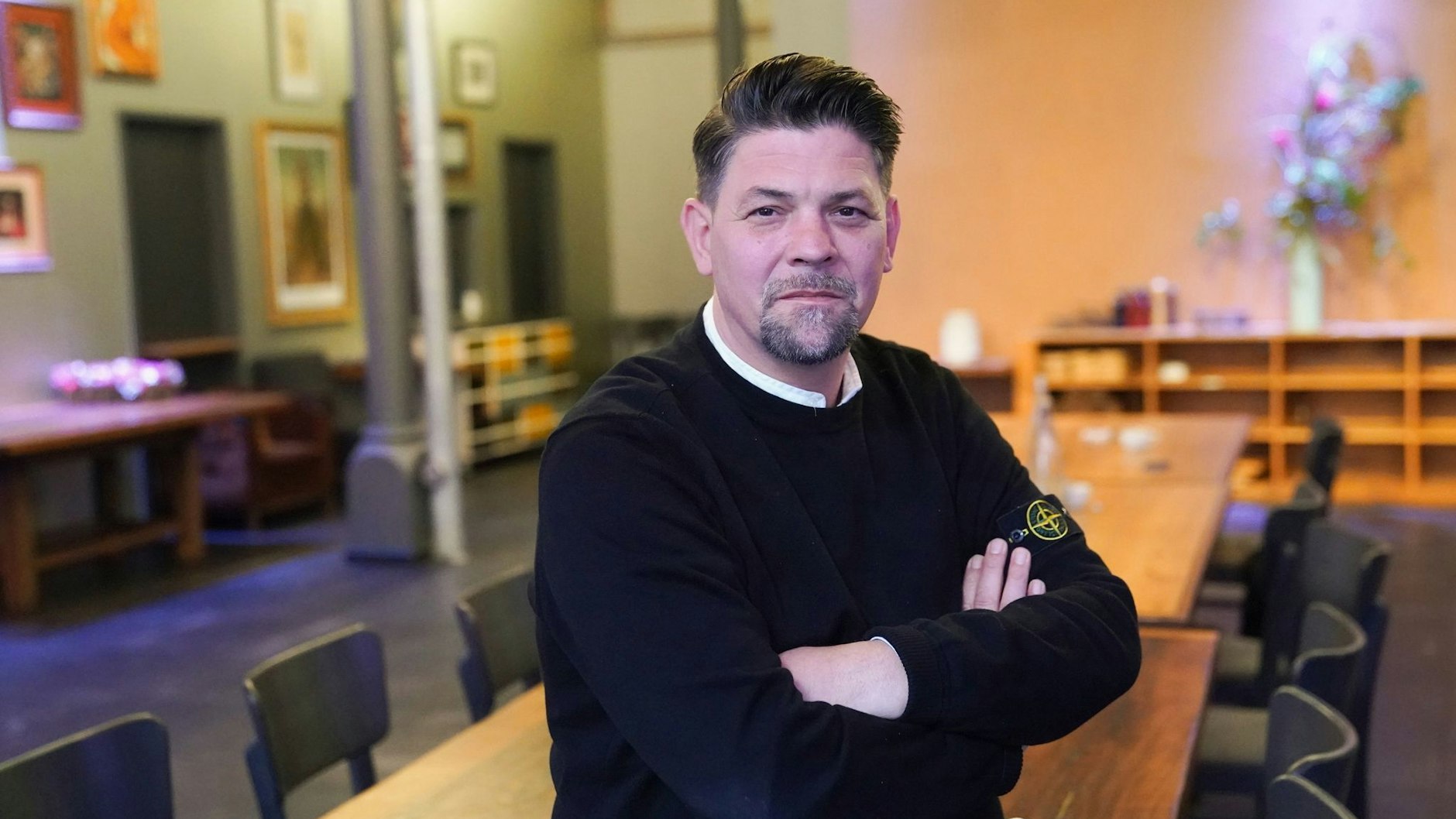 TV-Koch Tim Mälzer im Studio des Restaurants „Bullerei“. Am Sonntag läuft um 20.15 Uhr auf VOX „Kitchen Impossible“.