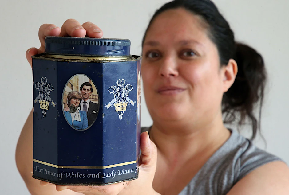 PRODUKTION - Royal-Kritikerin Jacinta Nandi in Berlin mit einer Teedose mit einem Bild vom damaligen Prinz Charles und Diana.  