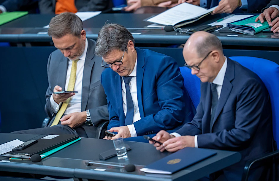 Gereizte Stimmung wie lange nicht mehr: Bundesfinanzminister Christian Lindner (FDP, li.-re.), Bundeswirtschaftsminister Robert Habeck (Grüne) und Bundeskanzler Olaf Scholz (SPD).