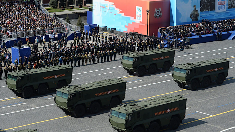 Kurzstrecken-Raketensysteme Iskander/SS-26 Stone fahren während der Parade zum Tag des Sieges auf dem Roten Platz.