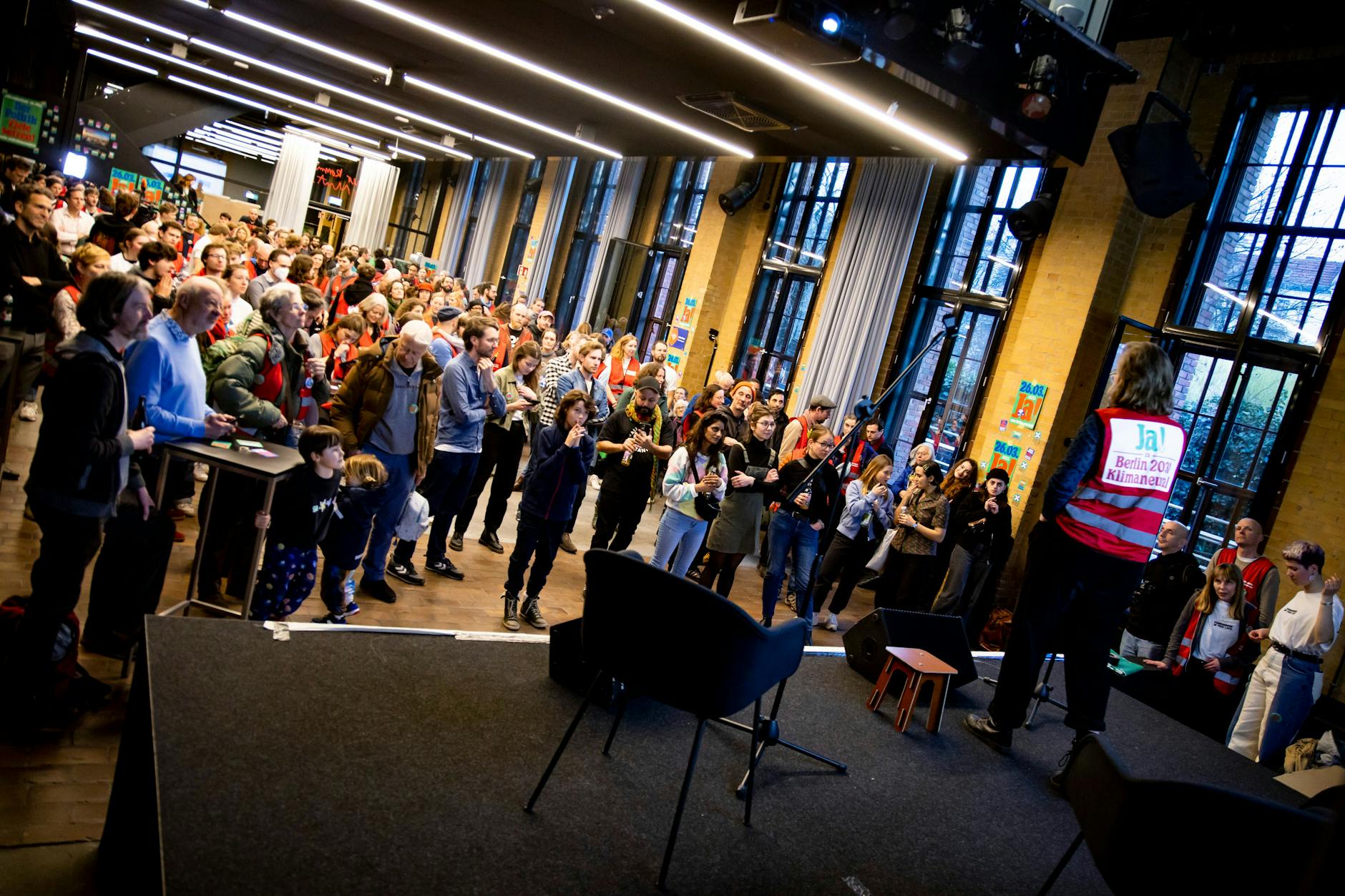 Am Sonntagabend kamen die Unterstützer zur Wahlparty ins bUm am Paul-Lincke-Ufer in Berlin-Kreuzberg.