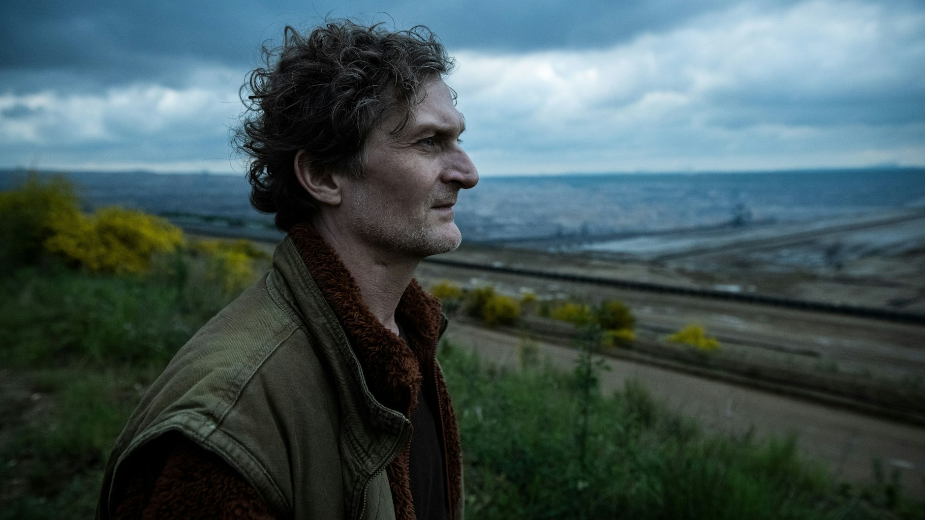 Konrad Baumann (Jörn Hentschel) steht im neuen Tatort, der am Sonntag um 20.15 Uhr ausgestrahlt wird, an der Abbruchkante.