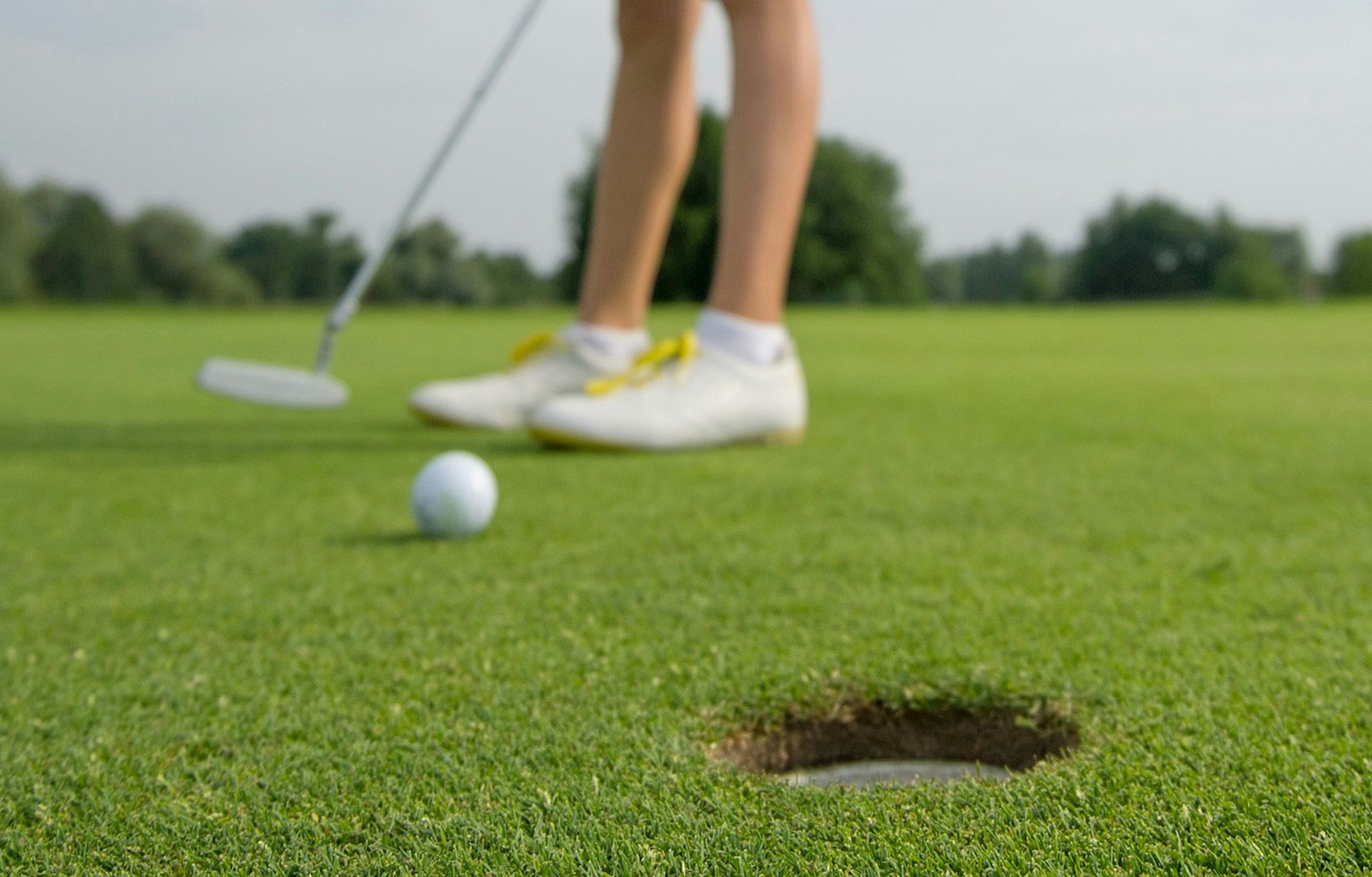 ARCHIV - Künftig kann bei Eintracht Frankfurt auch Golfsport ausgeübt werden.  