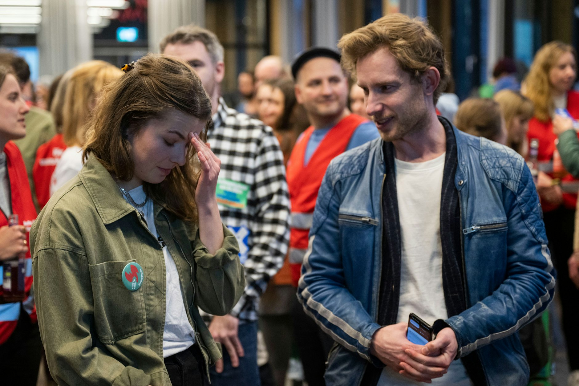 Luisa Neubauer von Fridays for Future mit Julian Zuber, CEO von GermanZero, bei der Wahlparty des Bündnisses "Berlin 2030 Klimaneutral".