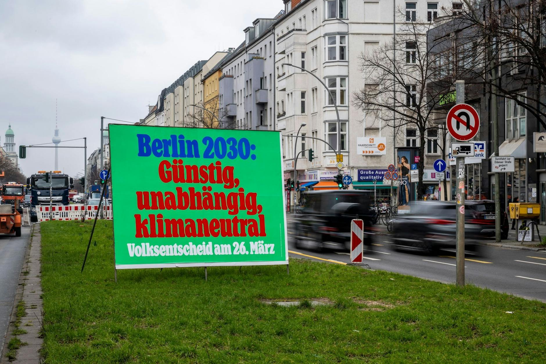 PRODUKTION - Ein Plakat zum Volksentscheid steht auf der Frankfurter Allee