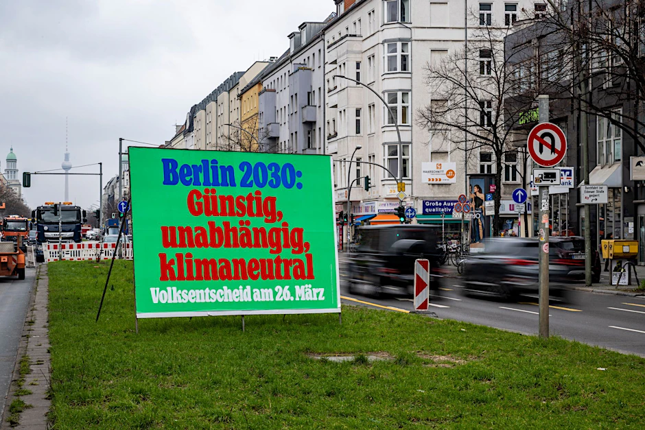 PRODUKTION - Ein Plakat zum Volksentscheid steht auf der Frankfurter Allee  