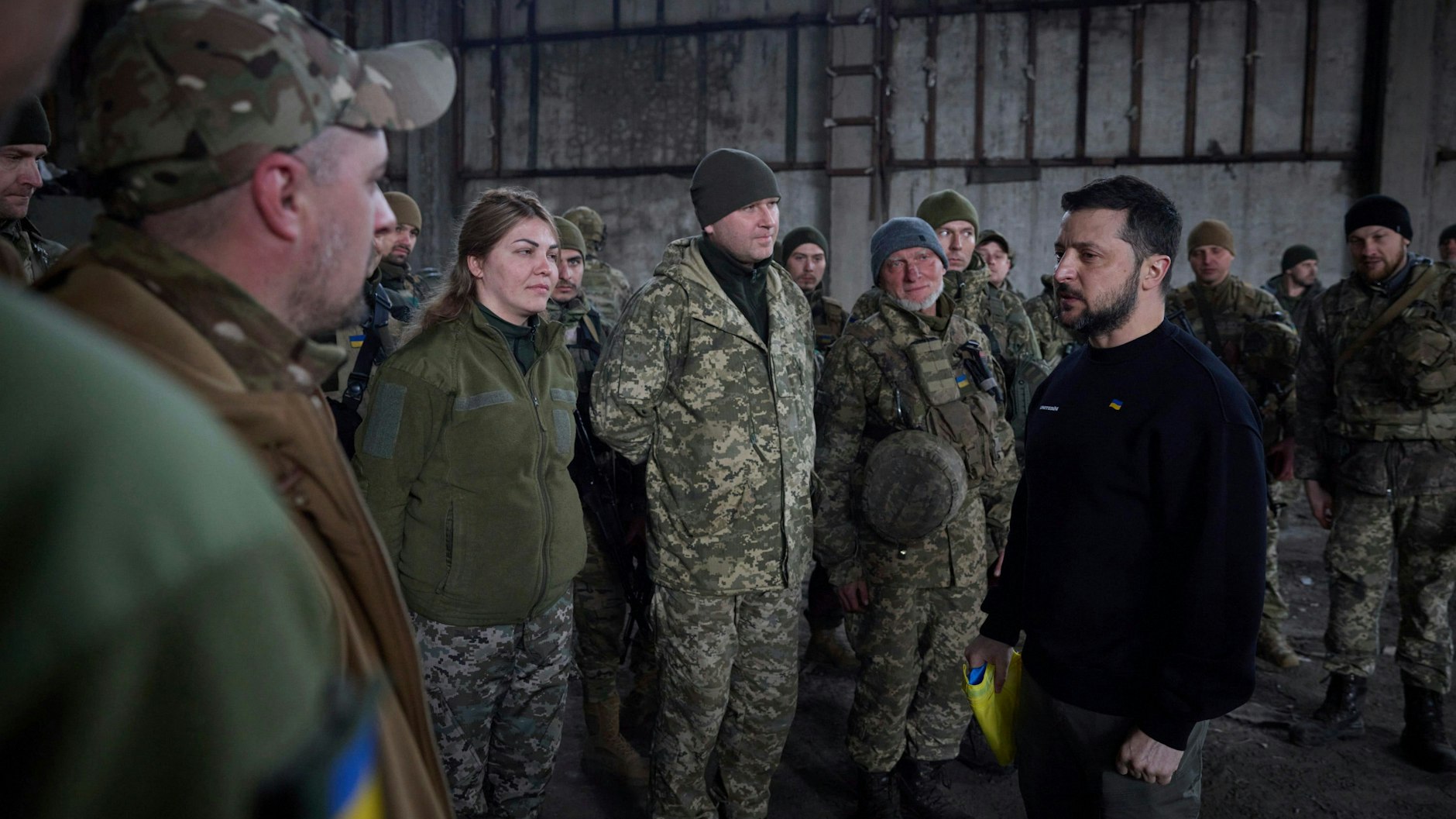 Ukrainischer Präsident Wolodymyr Selenskyj mit Soldaten in einer Stellung in der Nähe von Bachmut.