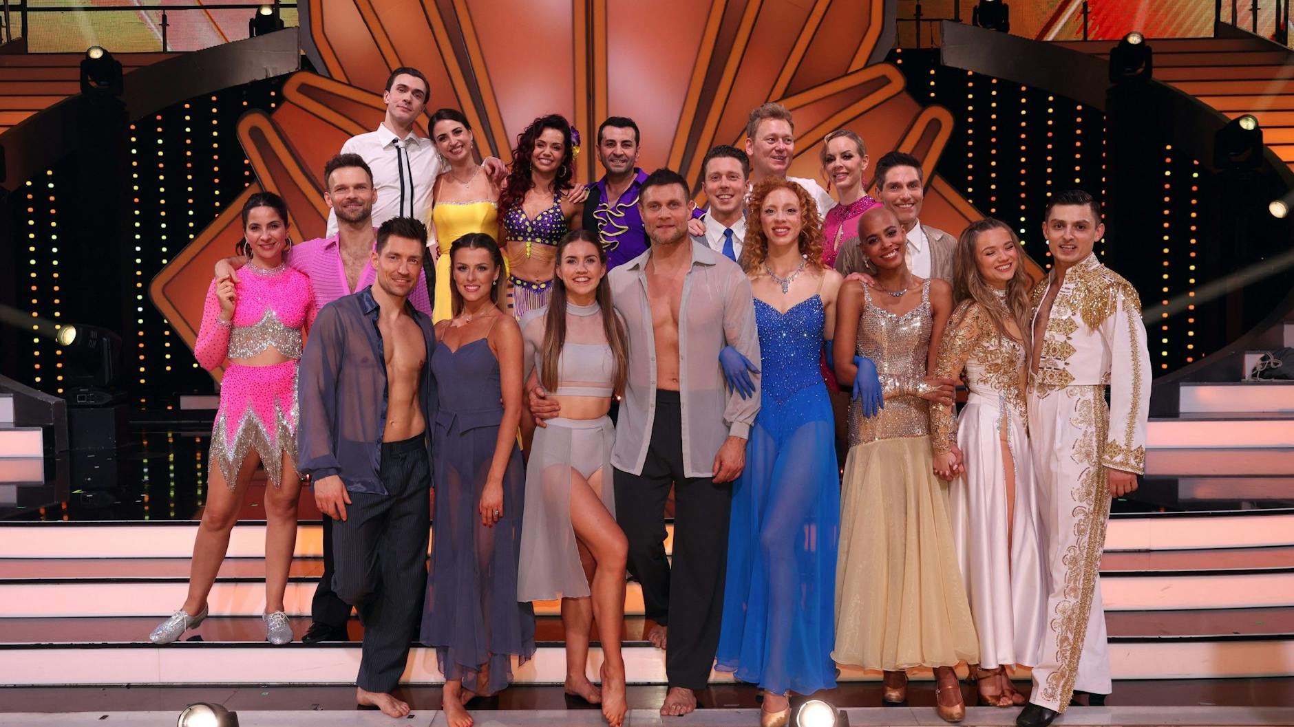 Die verbliebenen neun Paare bei „Let’s Dance“ werden neu zusammengestellt. Der Partnertausch sorgt für heftige Diskussionen.