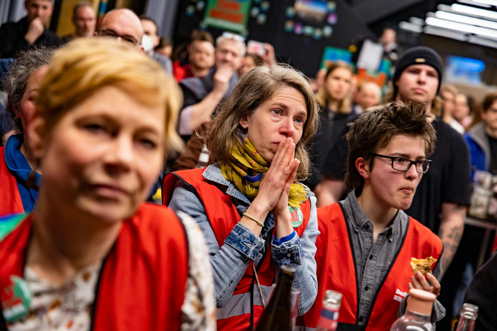 Menschen reagieren nach dem Scheitern des Volksentscheid bei dem Wahlparty zum Volksentscheid Berlin 2030 Klimaneutral bei der Wahlparty der Initiative Klimaneustart 2030 in Berlin am 26. März 2023.