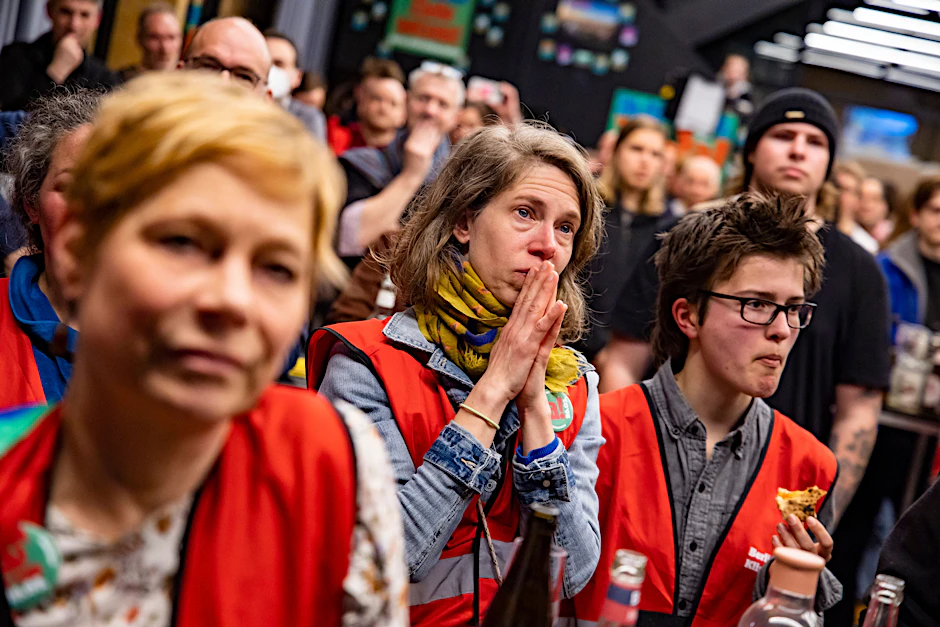 Menschen reagieren nach dem Scheitern des Volksentscheid bei dem Wahlparty zum Volksentscheid Berlin 2030 Klimaneutral bei der Wahlparty der Initiative Klimaneustart 2030 in Berlin am 26. März 2023.