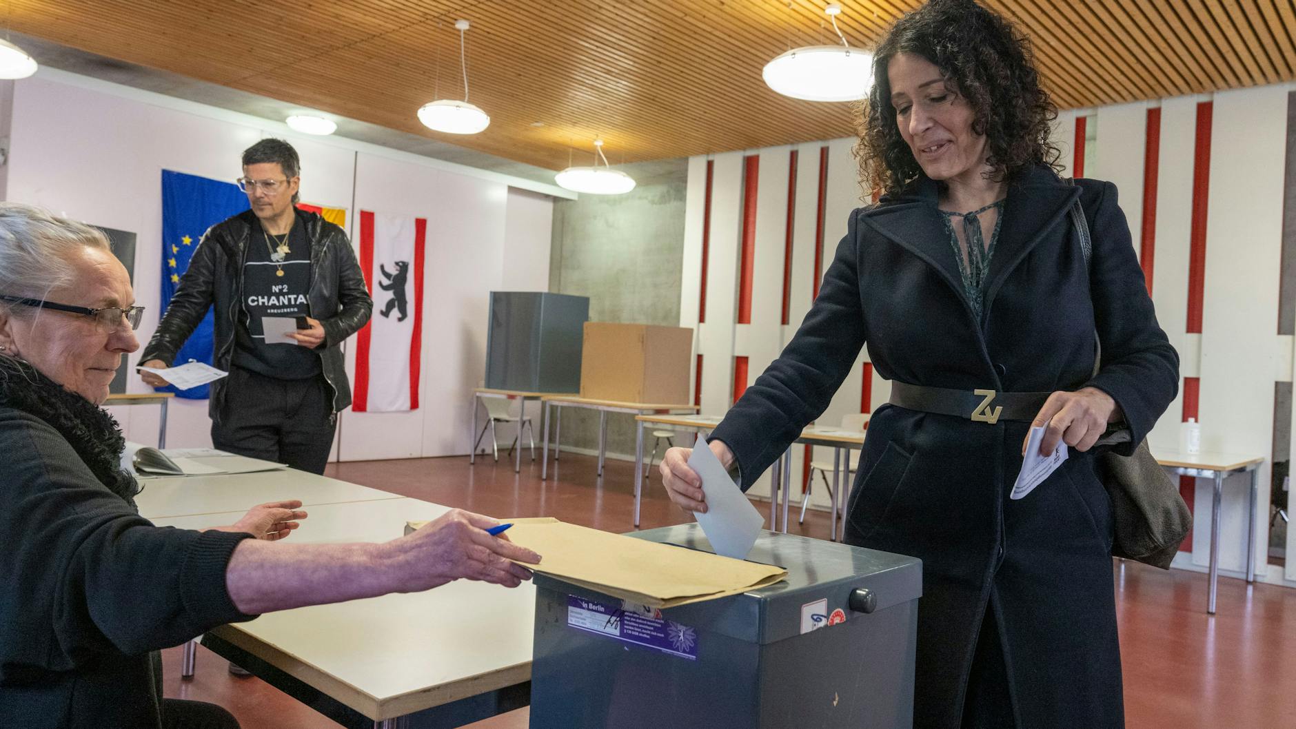 Noch Umwelt- und Verkehrssenatorin Bettina Jarasch (Grüne) gibt ihren Stimmzettel ab.