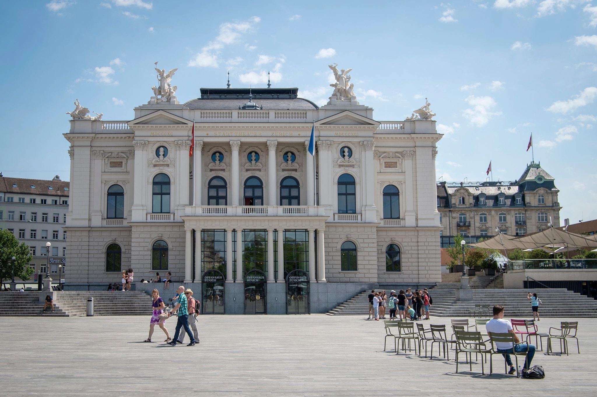 ARCHIV - In etlichen Städten stehen weitgehend baugleiche Theatergebäude der Wiener Architekten Friedrich Fellner und Hermann Helmer - hier in Zürich.  