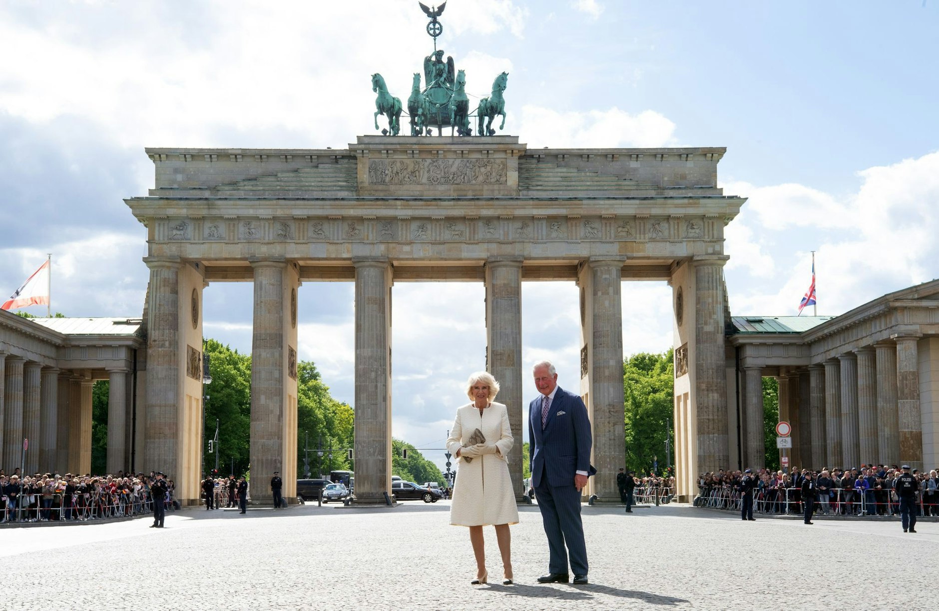 ARCHIV - Der damalige Prinz Charles von Großbritannien und Eherau Camilla stehen vor dem Brandenburger Tor.  