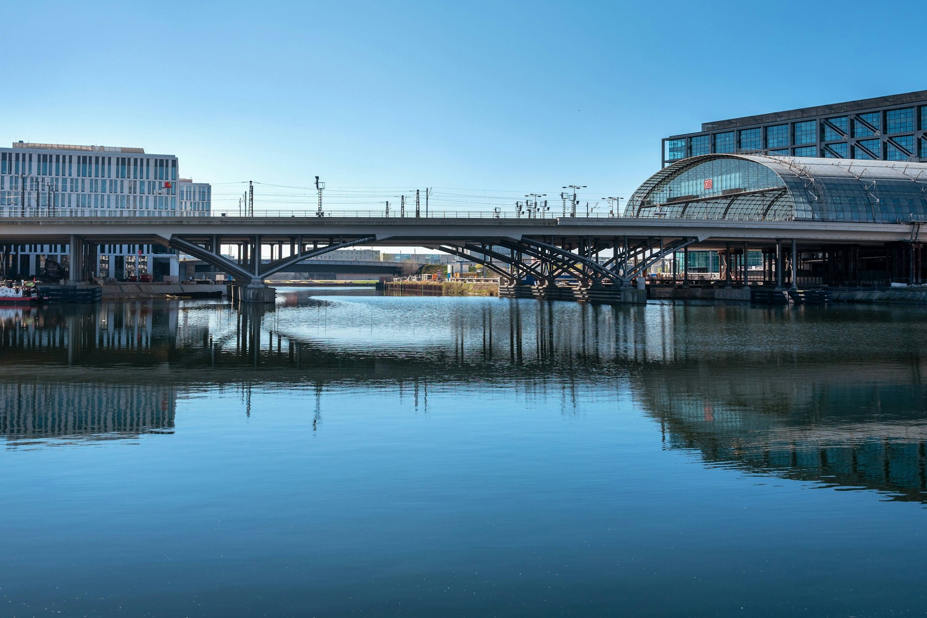 Die Schadstellen an der Humboldthafenbrücke am Berliner Hauptbahnhof sind offenkundig größer als bisher bekannt.