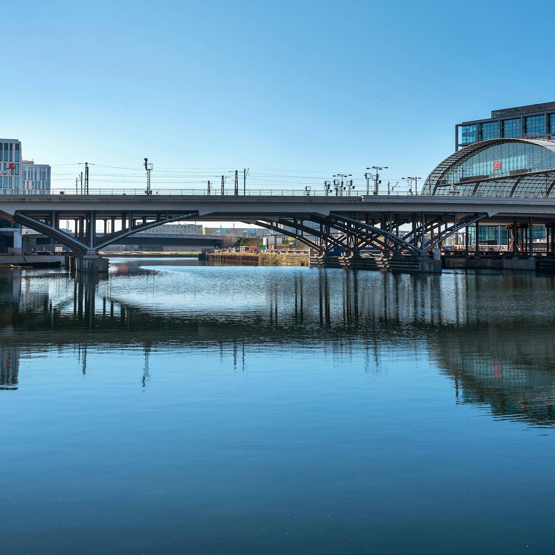 Die Brösel-Brücke vom Berliner Hauptbahnhof: Pfusch beim Bau, Weiterbau der neuen City-S-Bahn gestoppt