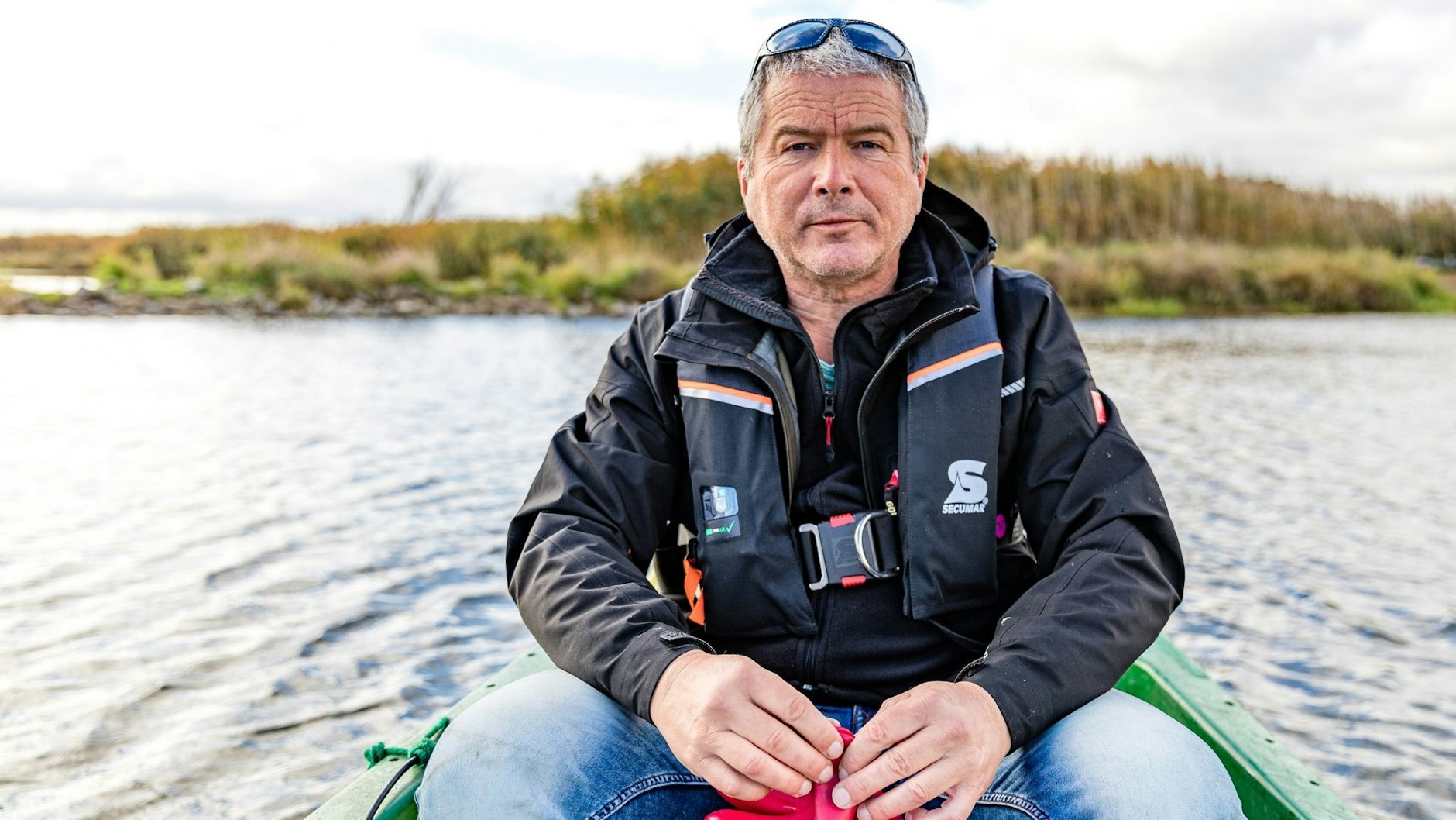 Der Fischereibiologe Christian Wolter mit dem Boot auf der Oder: Er und sein Team untersuchen die Folgen des Fischsterbens. Sie befürchten, dass sich die Katastrophe wiederholen kann.
