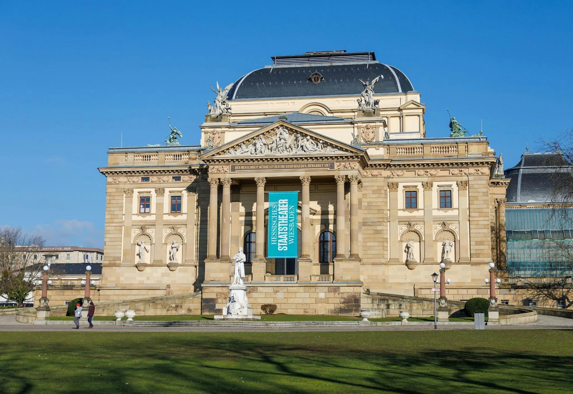 ARCHIV - Außenansicht des Hessischen Staatstheaters in Wiesabden, entworfen von den Architekten Friedrich Fellner und Hermann Helmer.