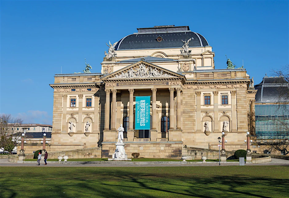 ARCHIV - Außenansicht des Hessischen Staatstheaters in Wiesabden, entworfen von den Architekten Friedrich Fellner und Hermann Helmer.  
