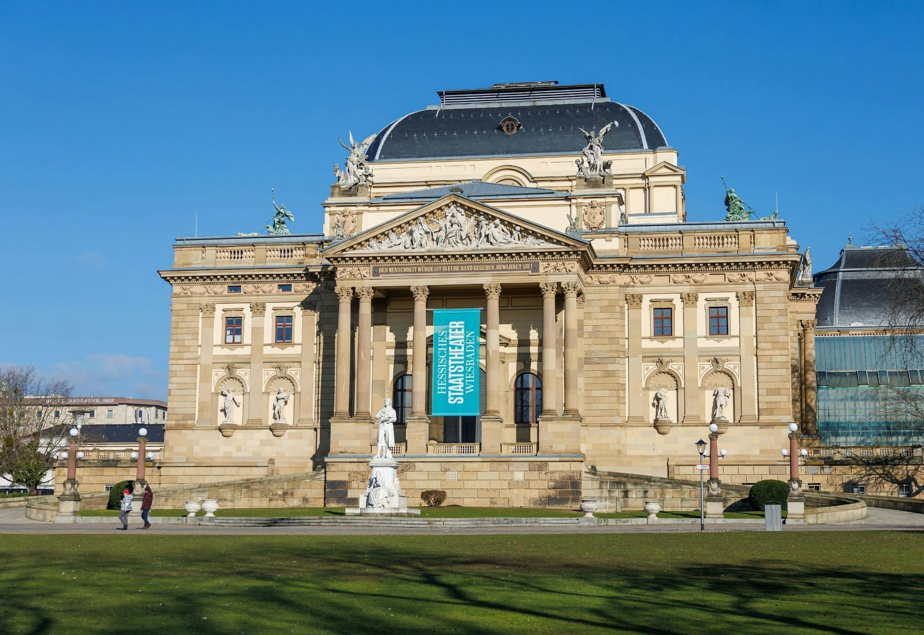 ARCHIV - Außenansicht des Hessischen Staatstheaters in Wiesabden, entworfen von den Architekten Friedrich Fellner und Hermann Helmer.  