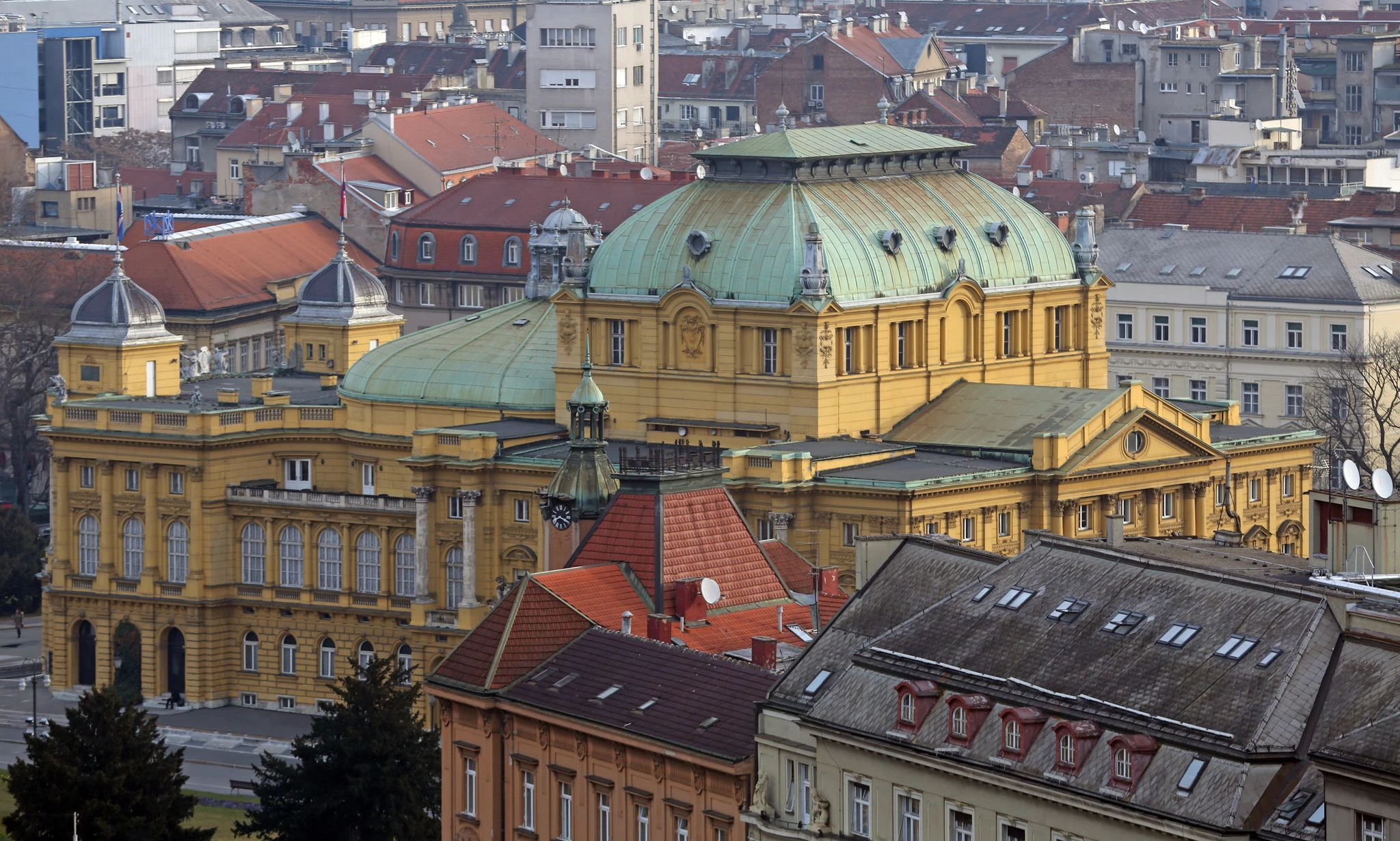 ARCHIV - Das kroatische Nationaltheater in Zabreb, ein Bau der Wiener Architekten Friedrich Fellner und Hermann Helmer.  