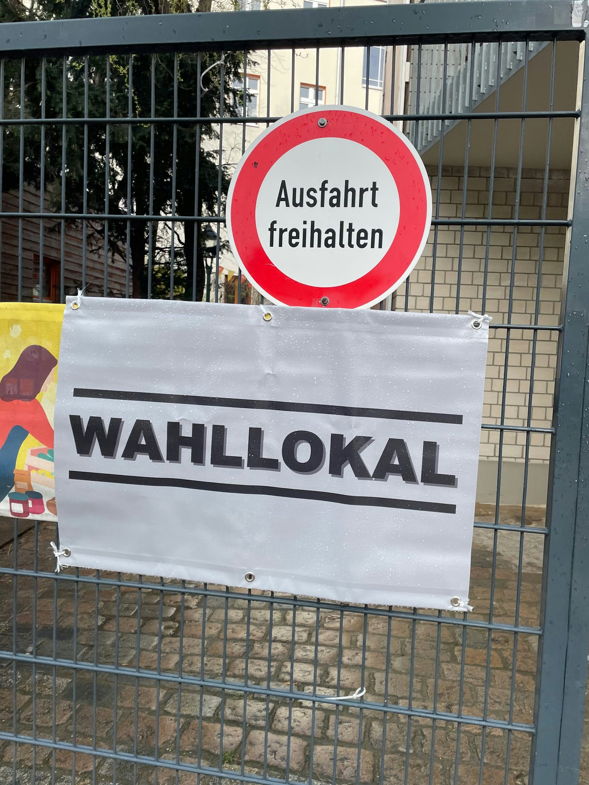 Ein Bild von Sebastian Ahlefeld vom Wahllokal in der Brotfabrik.