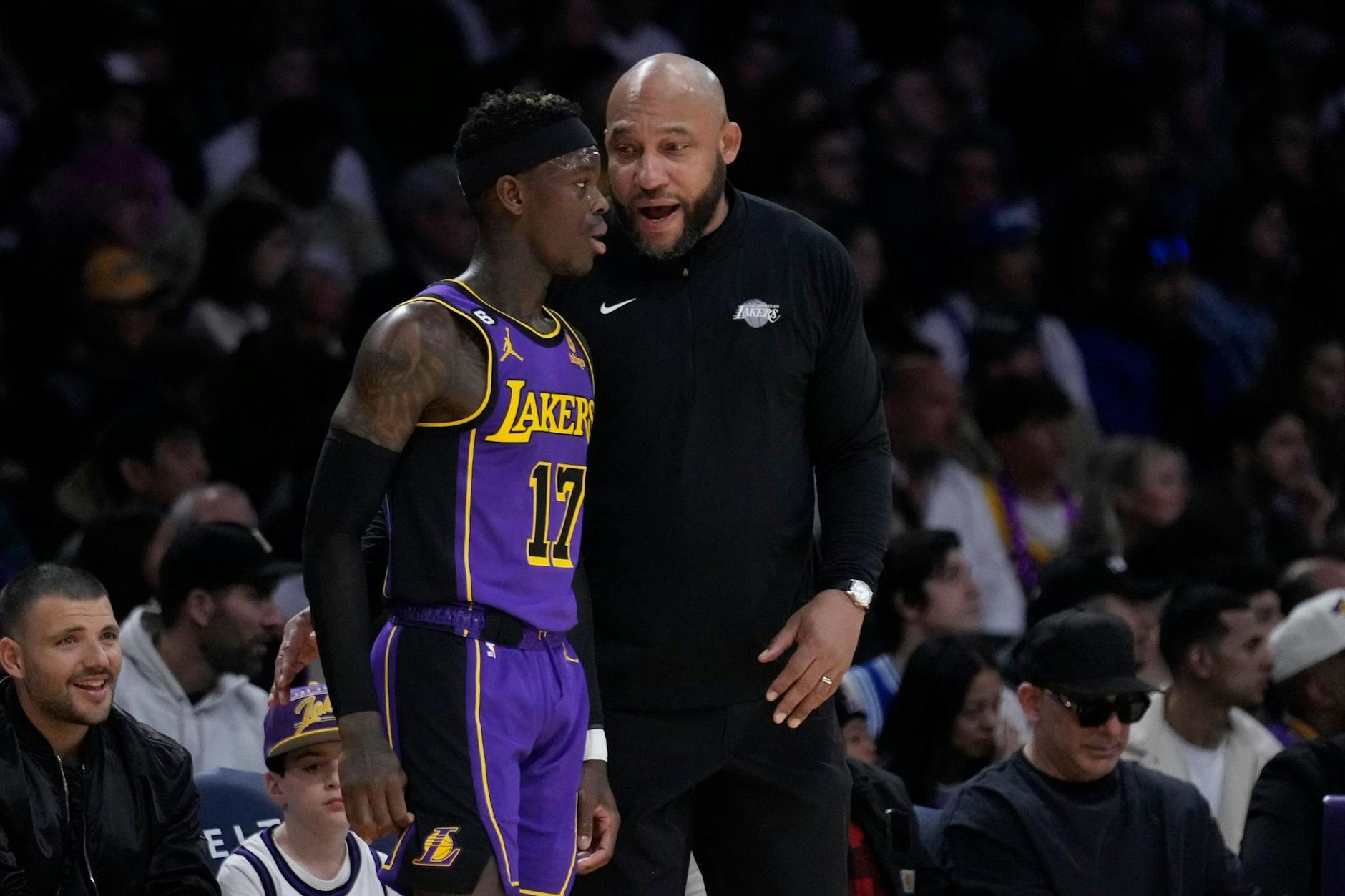 Dennis Schröder im Gespräch mit Lakers-Cheftrainer Darvin Ham.