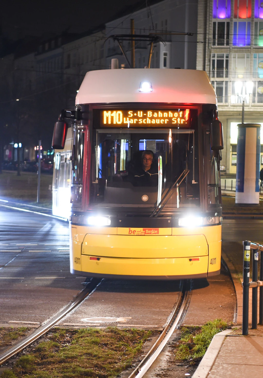 M10 Berlin Friedrichshain Mann Schl gt Tramfahrer Spuckt Und Bei t m10-berlin-friedrichshain-mann-schl-gt-tramfahrer-spuckt-und-bei-t