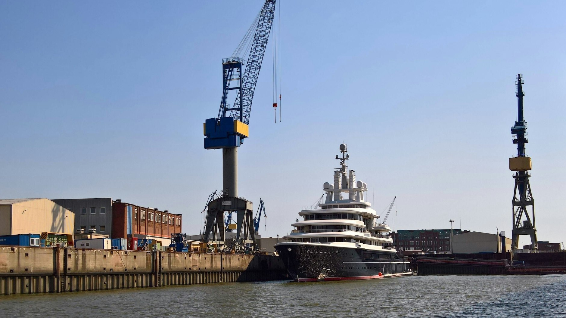 Die 115-Meter-Jacht Luna gehört Farchad Achmedow und ist wegen der Sanktionen gegen russische Oligarchen beschlagnahmt.