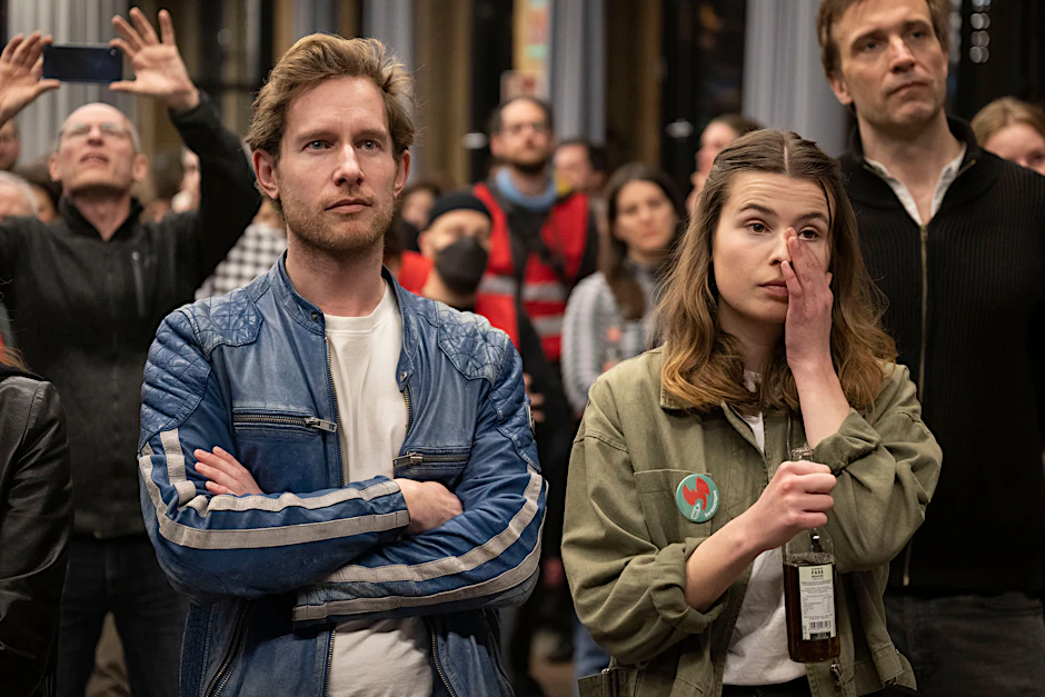 Luisa Neubauer (r), Fridays for Future und Julian Zuber von GermanZero bei der Wahlparty des Bündnisses Berlin 2030 Klimaneutral.&nbsp;
