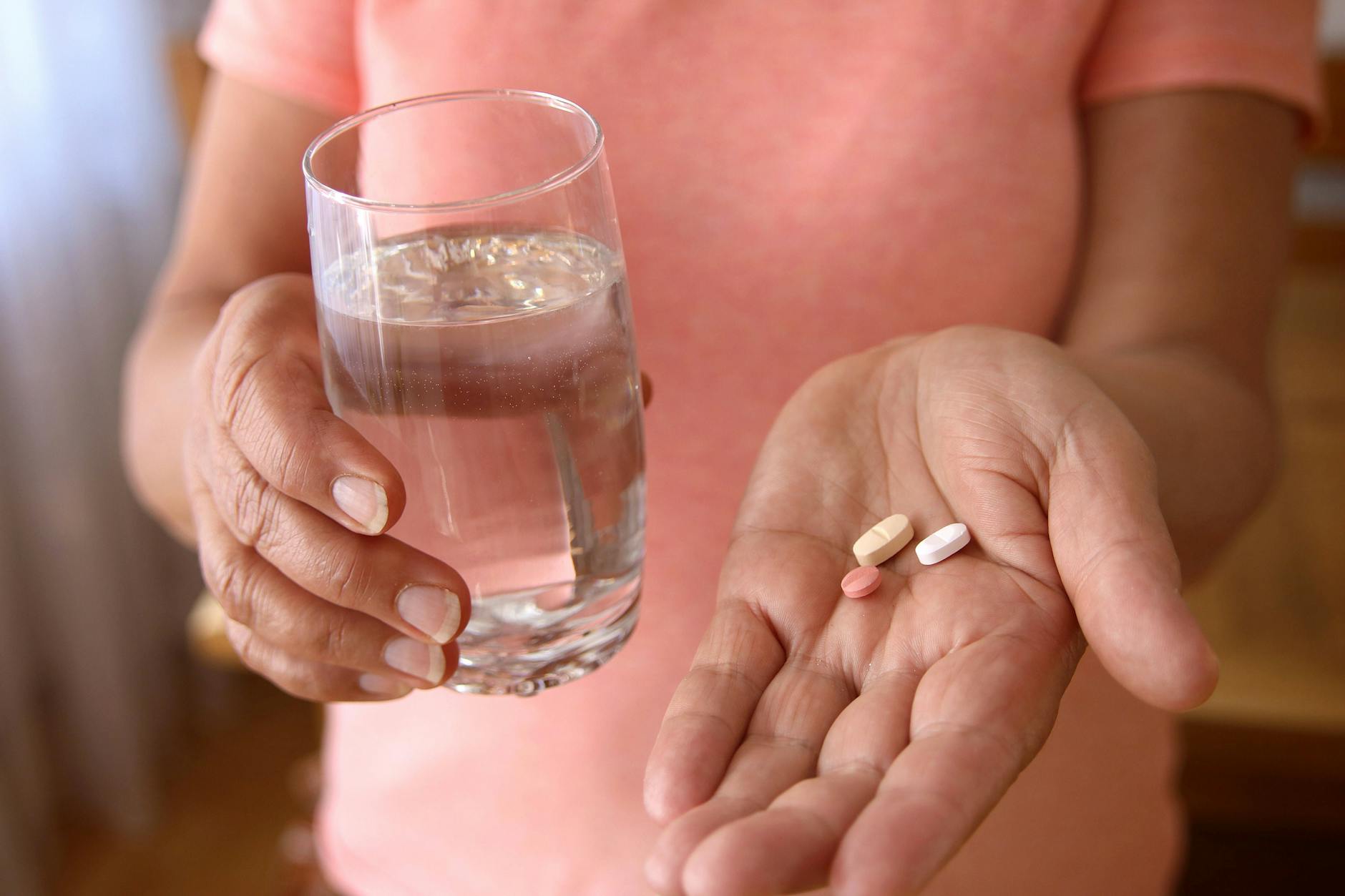 Mit einem einfachen Trick kann man die Wirkung einer Schmerztablette deutlich beschleunigen.