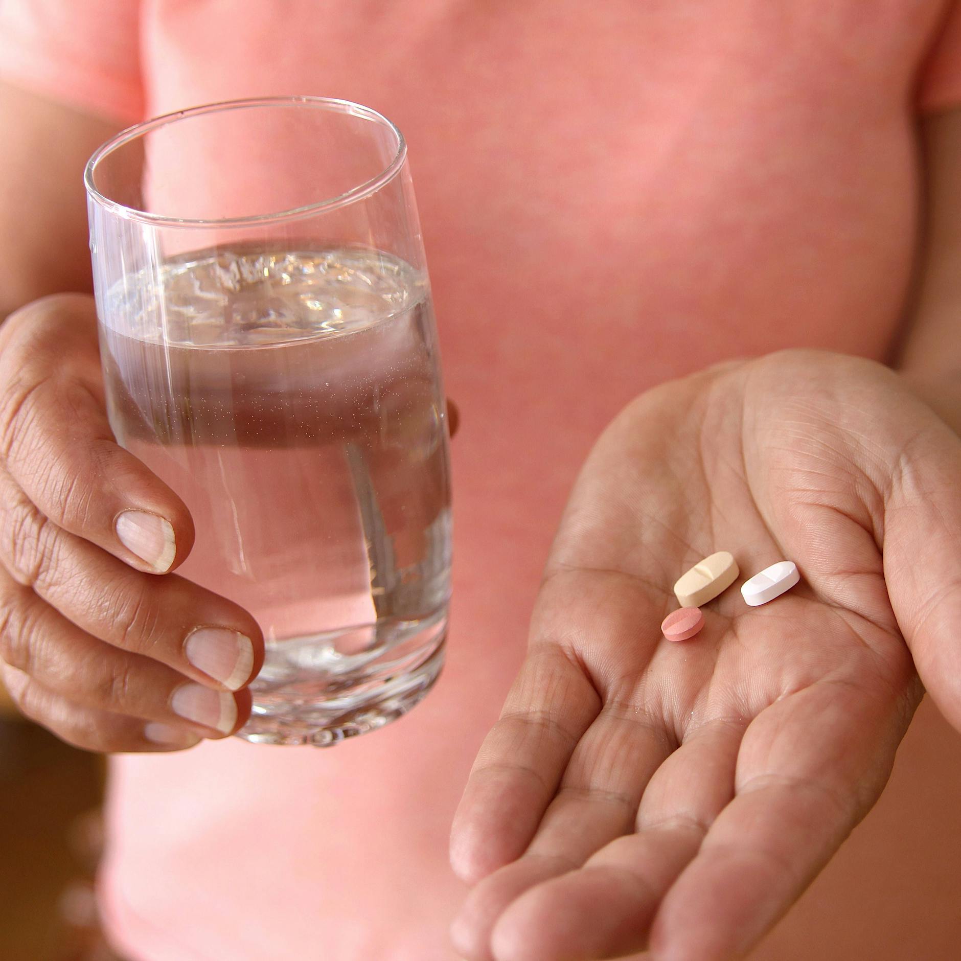 So wirkt die Schmerztablette schneller! Der Trick ist so einfach