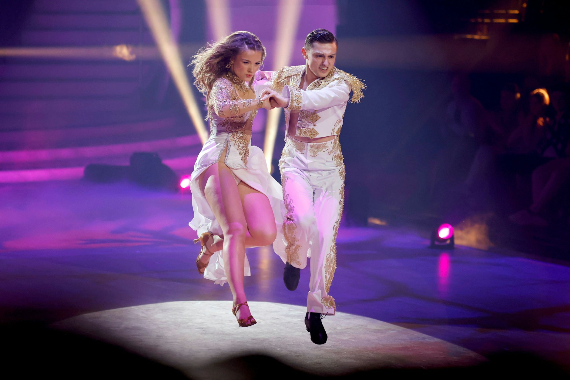 Schauspielerin Julia Beautx und Profitänzer Zsolt Sandor Cseke sind ein eingeschworenes Team. Nun sollen sie bei „Let’s Dance“ auseinandergerissen werden.