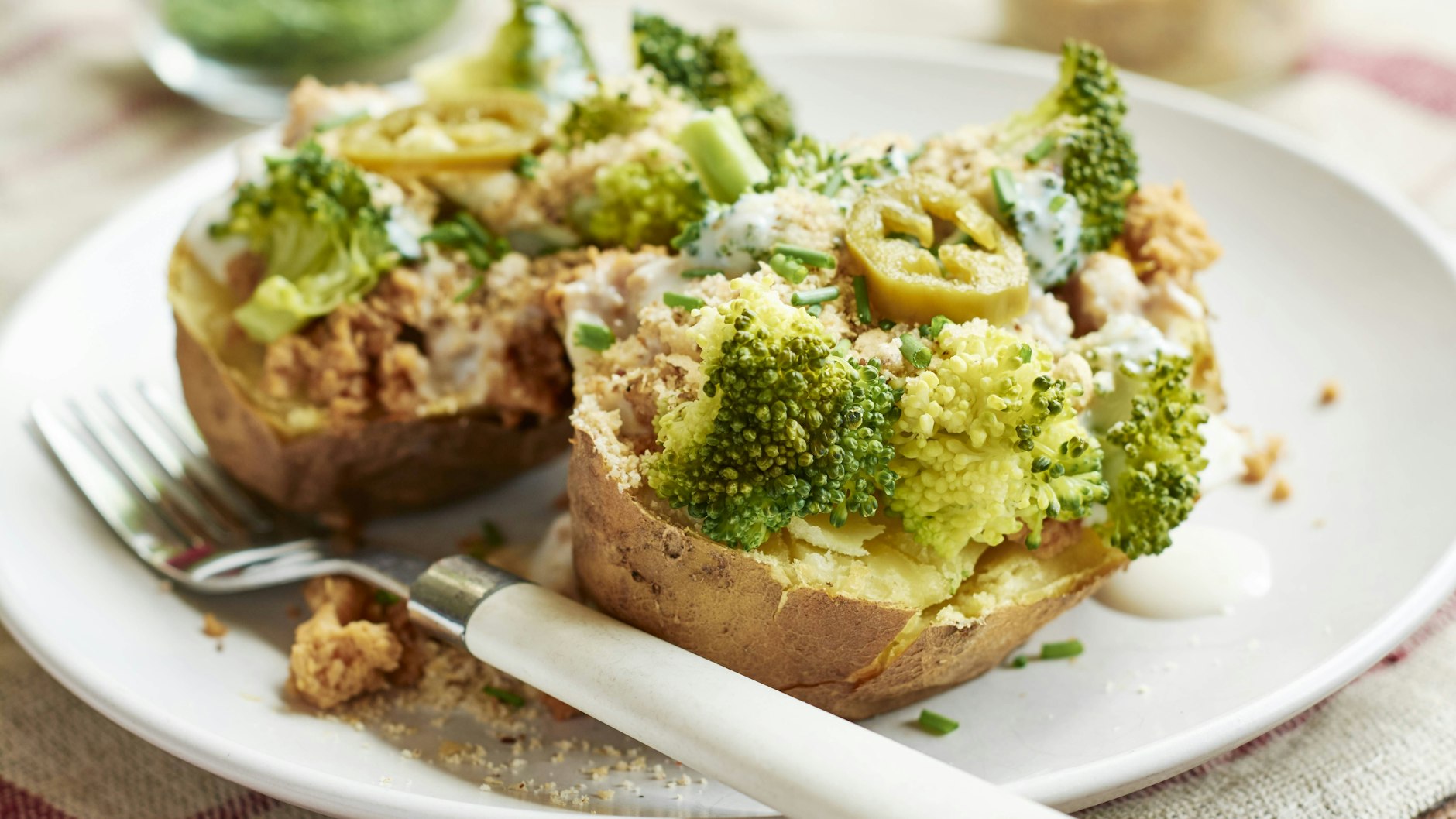 Wie grob der Brokkoli für die Ofenkartoffeln mit Brokkoli und Schinken gehackt wird, ist Geschmackssache.