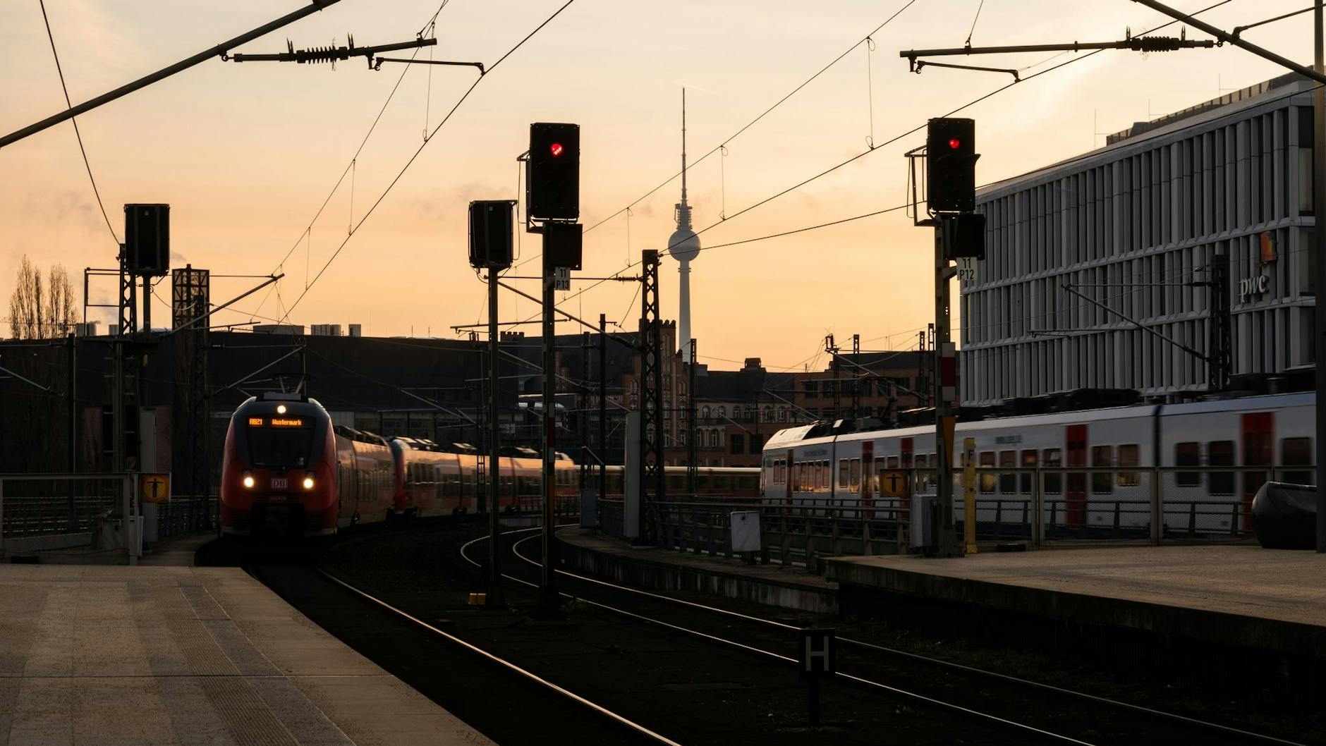 Züge fahren über die Humboldthafenbrücke in den Berliner Hauptbahnhof ein.
