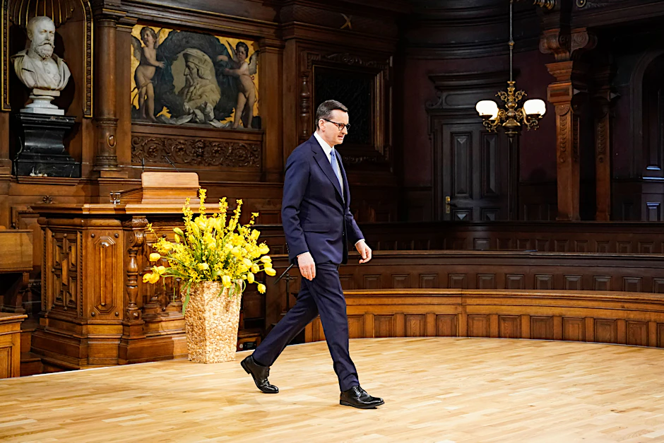 20.03.2023, Baden-Württemberg, Heidelberg: Mateusz Morawiecki, polnischer Ministerpräsident, geht in der Alten Aula der Universität Heidelberg von der Bühne. 