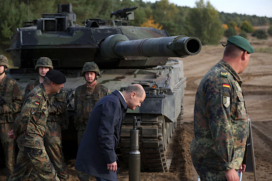 Bundeskanzler Olaf Scholz besucht Bundeswehrtruppen während einer Übung auf dem Militärgelände in Ostenholz.